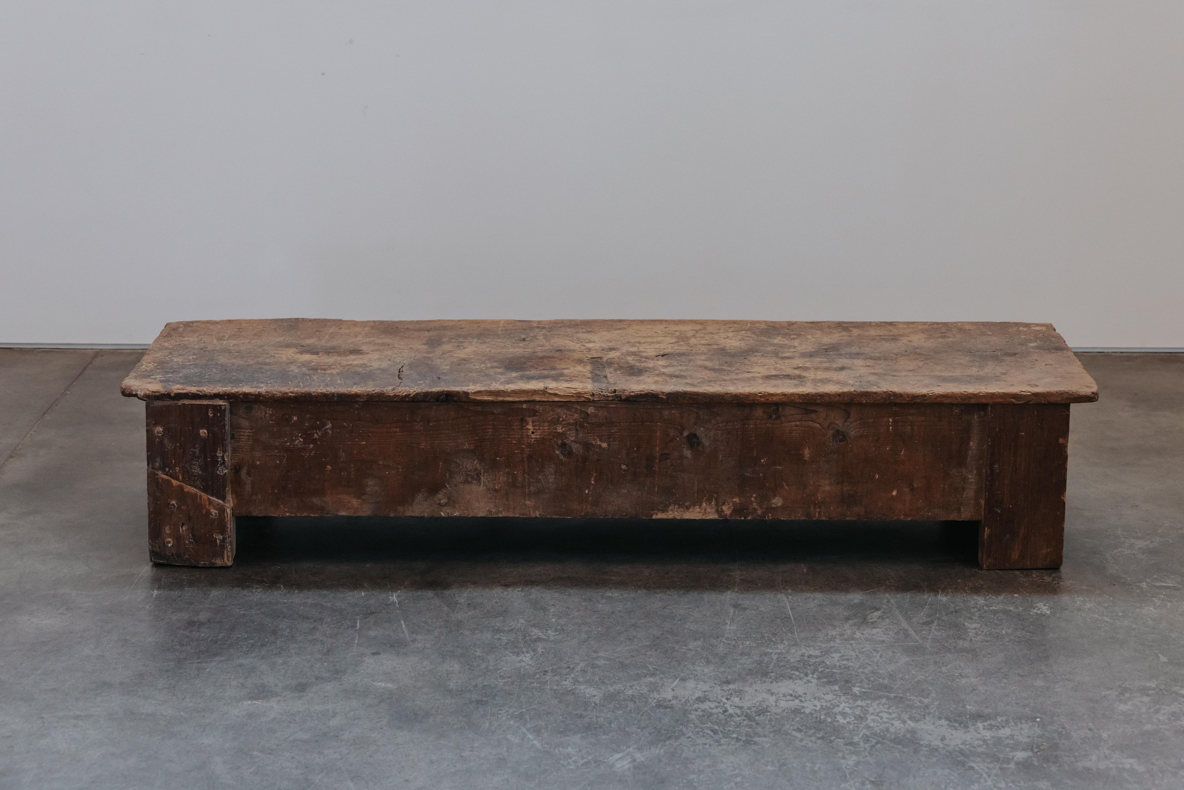 Mesa de centro primitiva de Italia, circa 1750.  Modelo inusual con gran pátina y desgaste.