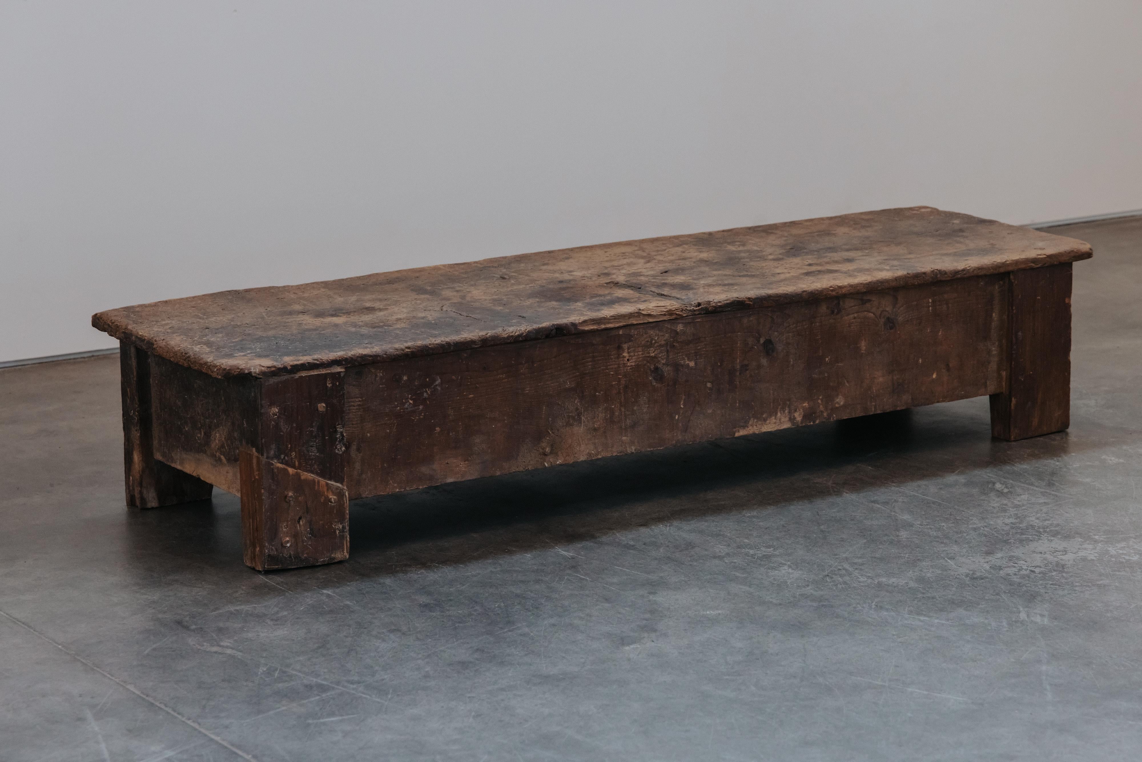 Mesa de centro primitiva de Italia, circa 1750 Europeo en venta