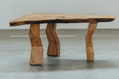 Table basse vintage en orme à bords naturels, originaire de Suède, vers 1969
