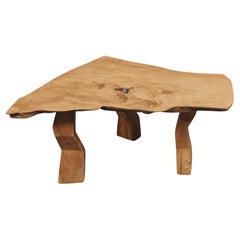 Table basse vintage en orme à bords naturels, originaire de Suède, vers 1969