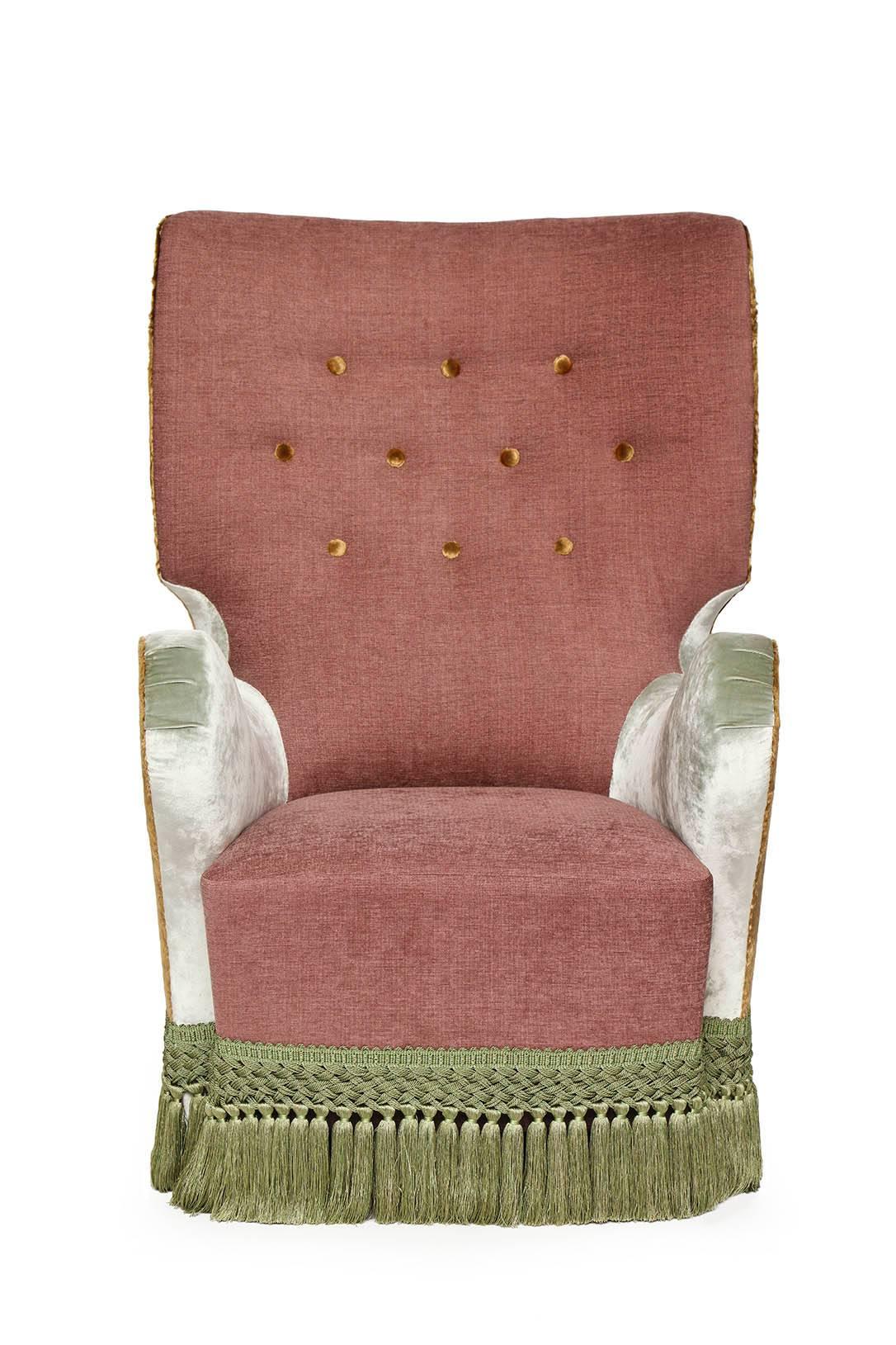 The custom Dolly swivel wingback chair is a tailored contemporary vision of Napoleon III style seating.
Handcrafted on a custom-made wooden frame, swivel base, upholstery.
Custom size and custom cushion available.
Each piece is handcrafted in New