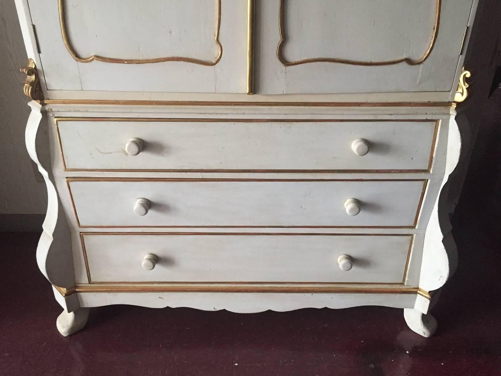 Dutch Style Linen Press Painted with Gilded Accents In Good Condition For Sale In Nashville, TN