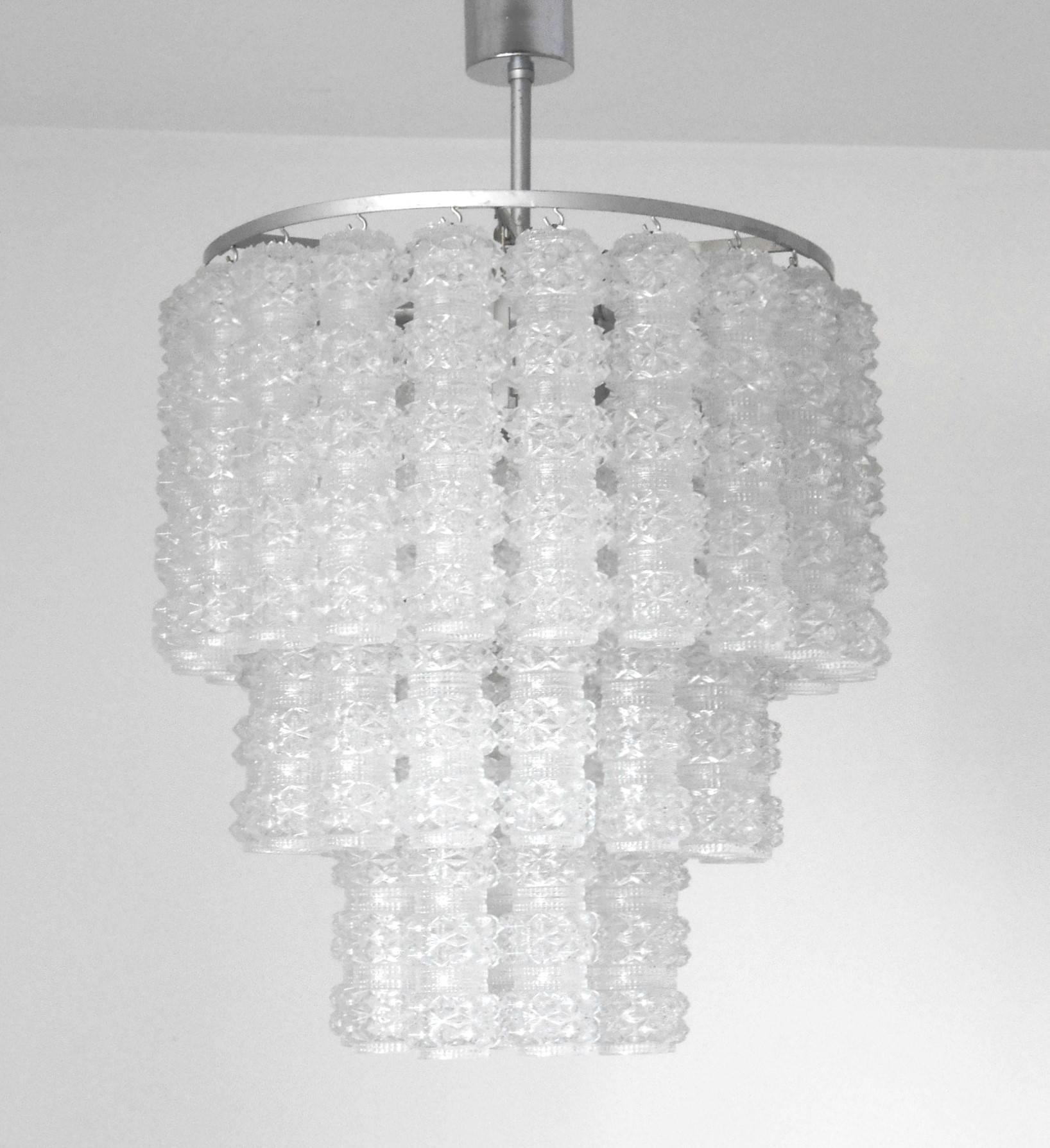 Vintage Italian chandelier with clear textured Murano glass tubes hanging from silver painted metal frame, by Venini. / Made in Italy in the 1960's.
9 lights / max 40W each
Diameter: 19 inches / Height: 32 inches
1 in stock in Palm Springs currently