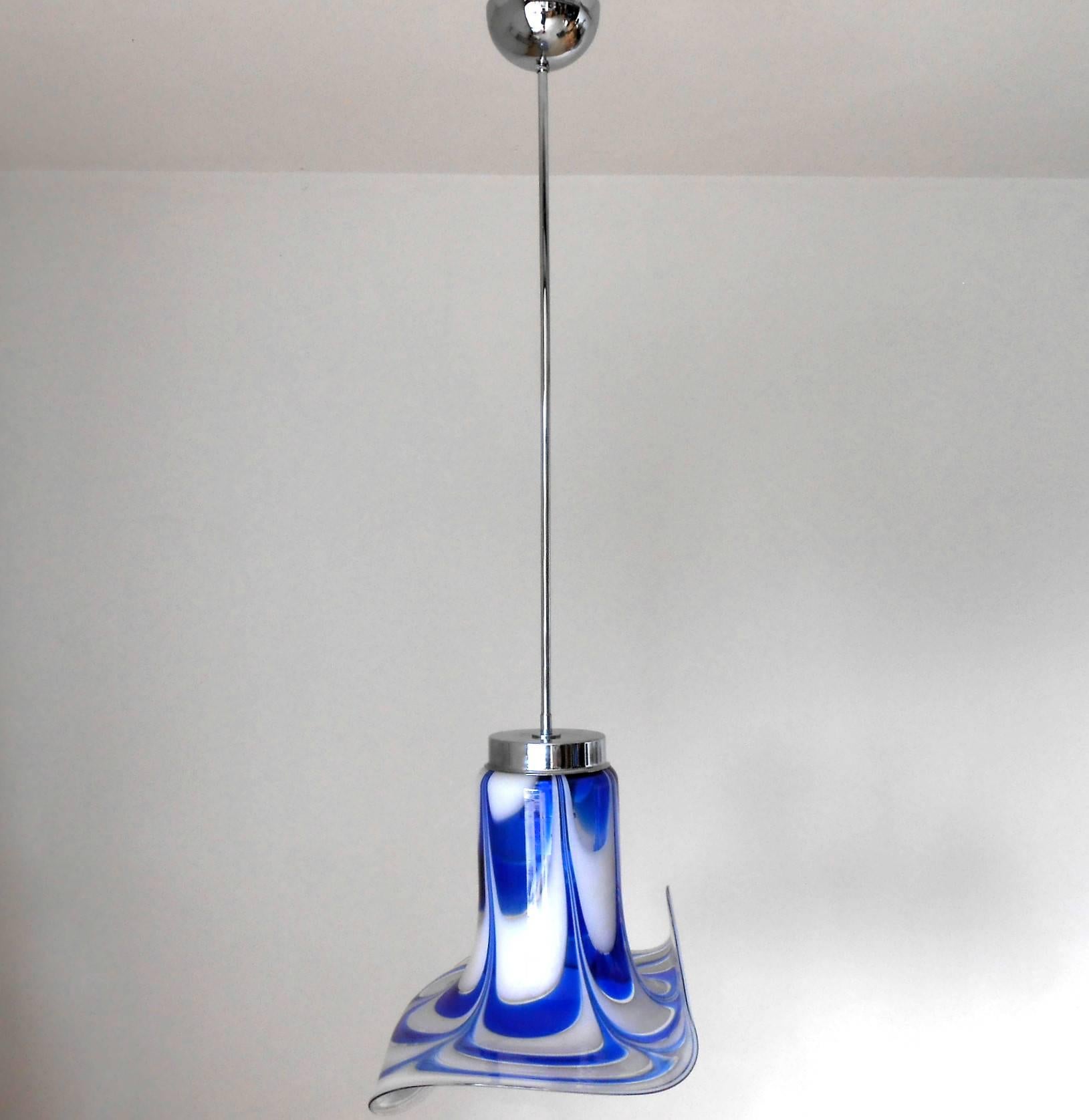 Italian vintage pendant with blue and white Murano glass blown into a blend mosaic and shaped curves / Designed by Vistosi circa 1960’s / Made in Italy
1 light / E26 or E27 type / max 60W
Diameter: 19 inches / Height: 44 inches including rod and