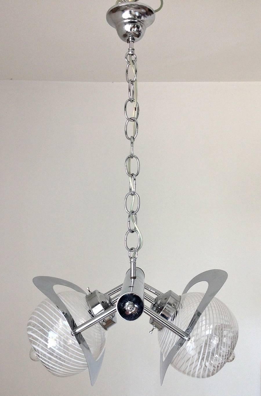 Vintage Italian pendant with clear Murano glass shades hand blown with white Murano glass swirls and textured spiked design, mounted on chrome frame / Designed by Sciolari circa 1960’s / Made in Italy
2 lights / E12 or E14 type / max 40W each
Width: