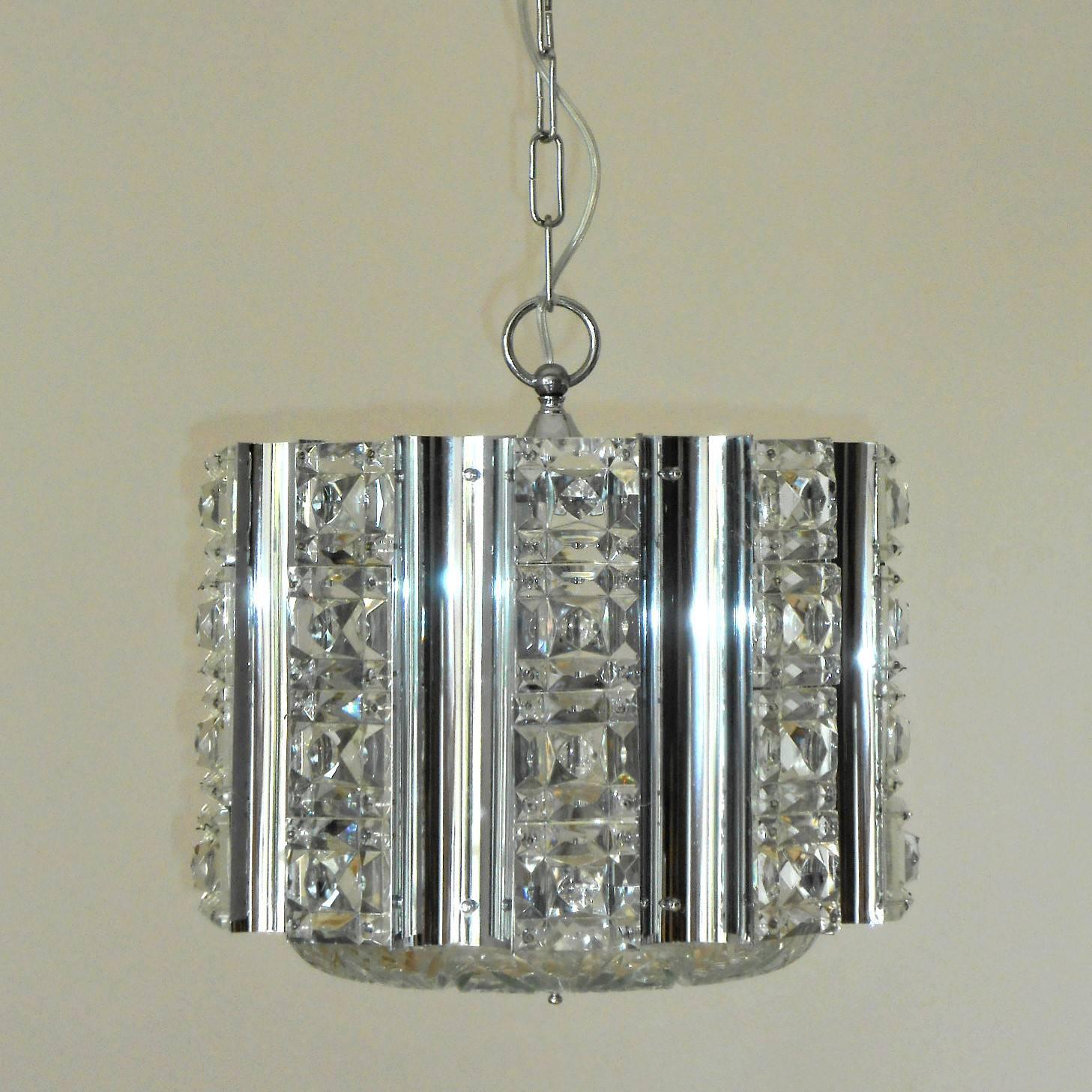 Vintage Italian pendant with faceted crystals mounted on nine sides on chrome frame and faceted crystal diffuser / Made in Italy circa 1960’s
3 lights / E26 or E27 type / max 60W each
Diameter: 14.5 inches / Height: 14 inches plus chain and canopy
