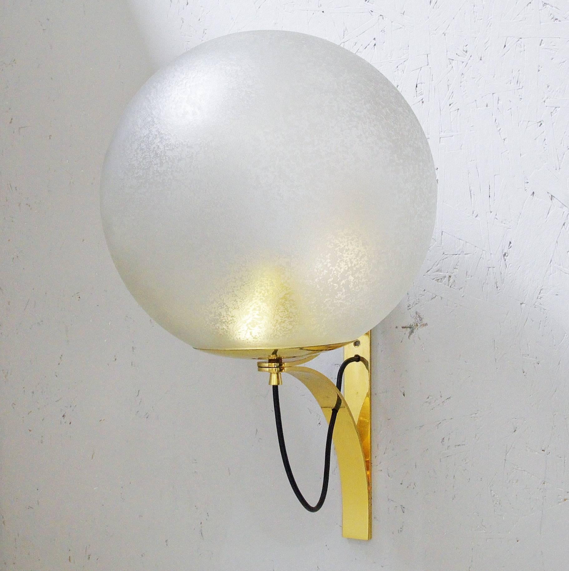Vintage Italian wall lights with clear Murano glass globes with a beautiful etched frost using Acidato technique, mounted on solid brass brackets, by Seguso / Made in Italy in the 1960's
1 light E26 or E27 type max 60W 
Depth: 15 inches / Width: 13