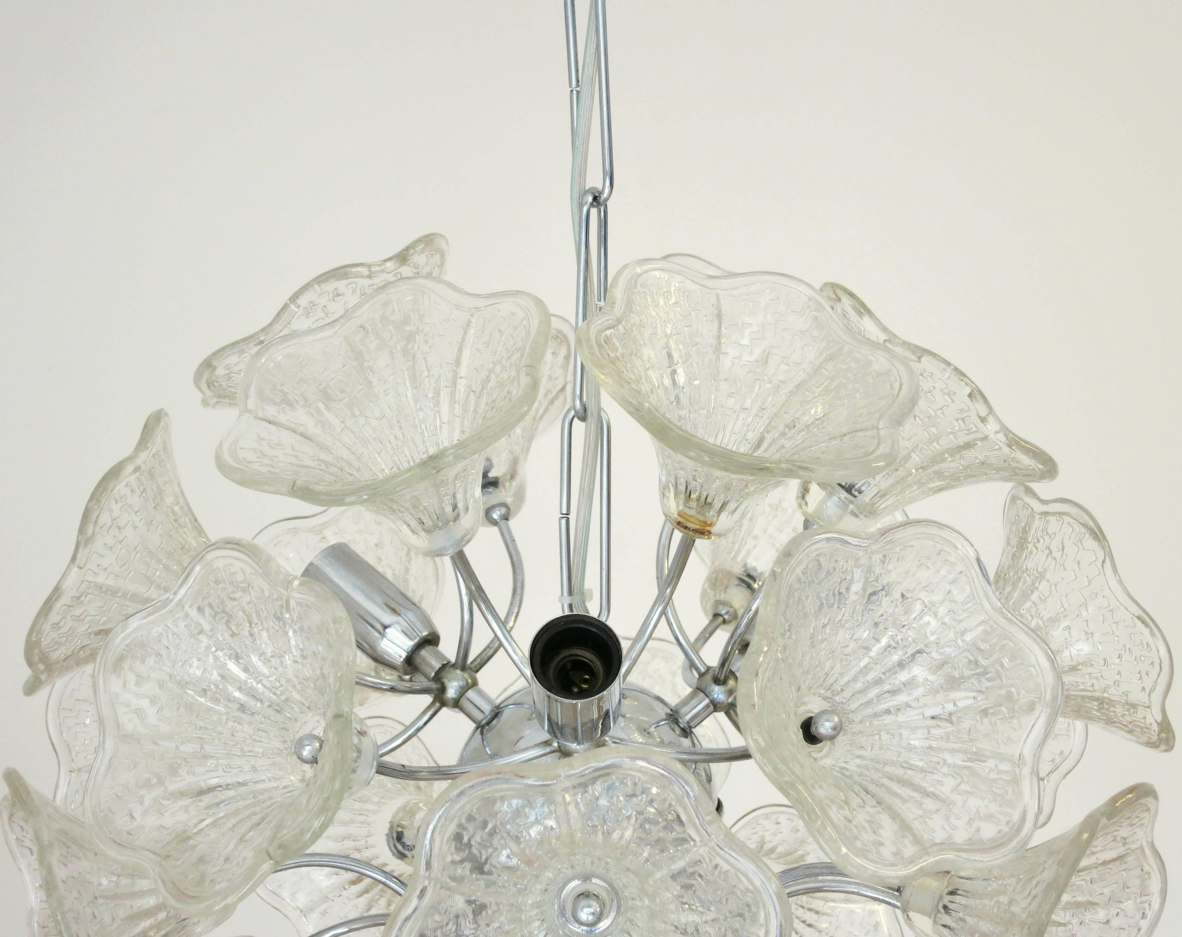 Vintage Italian chandelier Sputnik with clear Murano flowers on chrome frame, by Venini. / Made in Italy in the 1960's
6 lights / max 40W each
Diameter: 20 inches / Height: 20 inches
1 in stock in Palm Springs currently ON SALE for $2,999!!!
Order