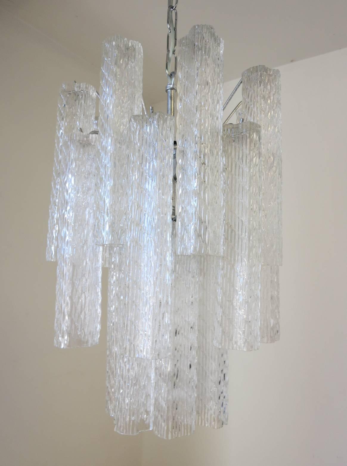 Original vintage Italian chandelier with clear Murano textured tubes on chrome frame by Venini,
 4 lights / max 40W each
Diameter: 13 inches / Height: 20 inches
1 in stock in Palm Springs
Order Reference #: C91
LU175325516263