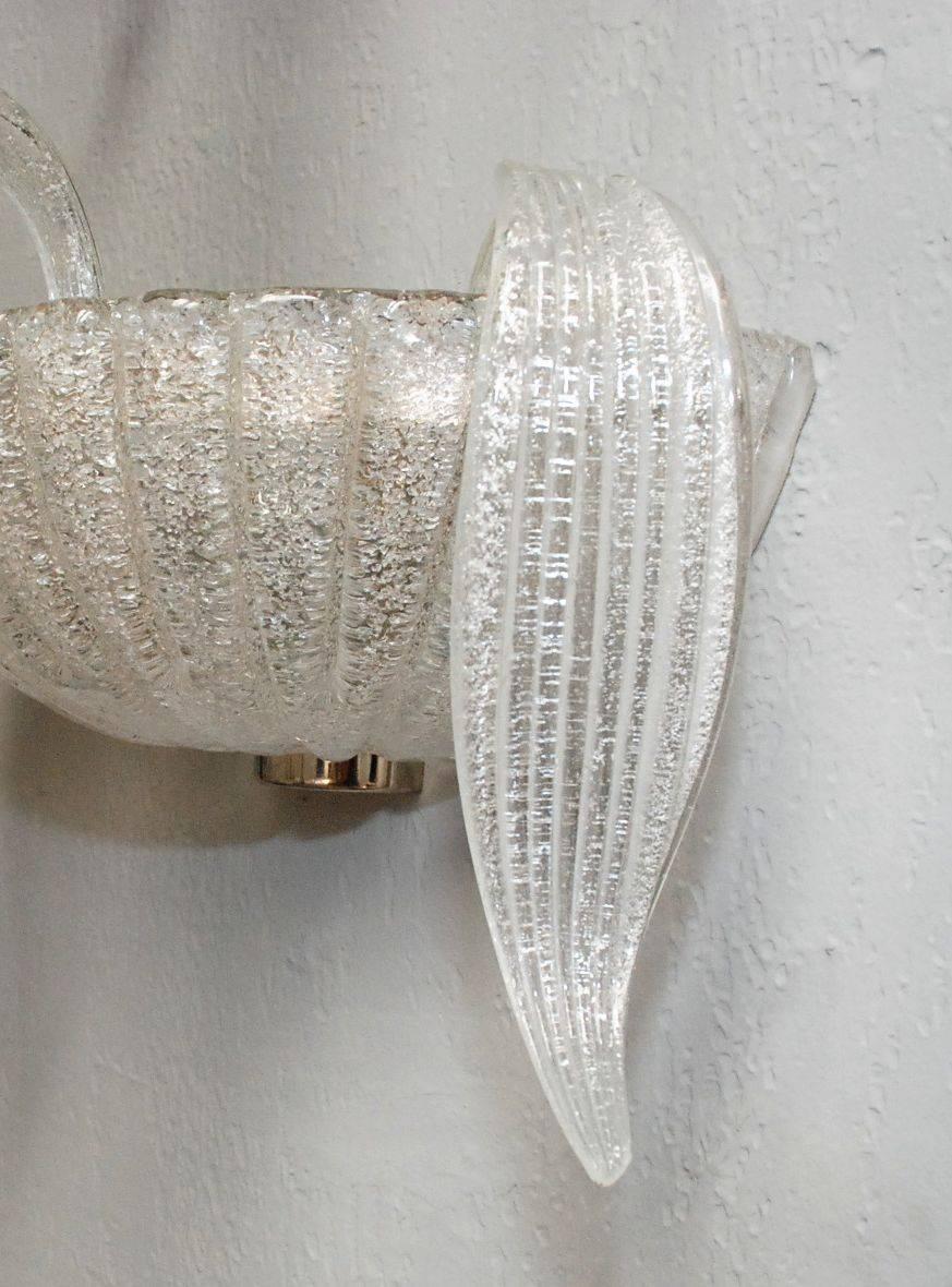 Vintage Italian wall lights with clear Murano glasses infused with silver flecks hand blown into curved leaves on half moon shade and stunning granular effect using Graniglia technique, mounted on chrome back plate / Designed by Barovier e Toso