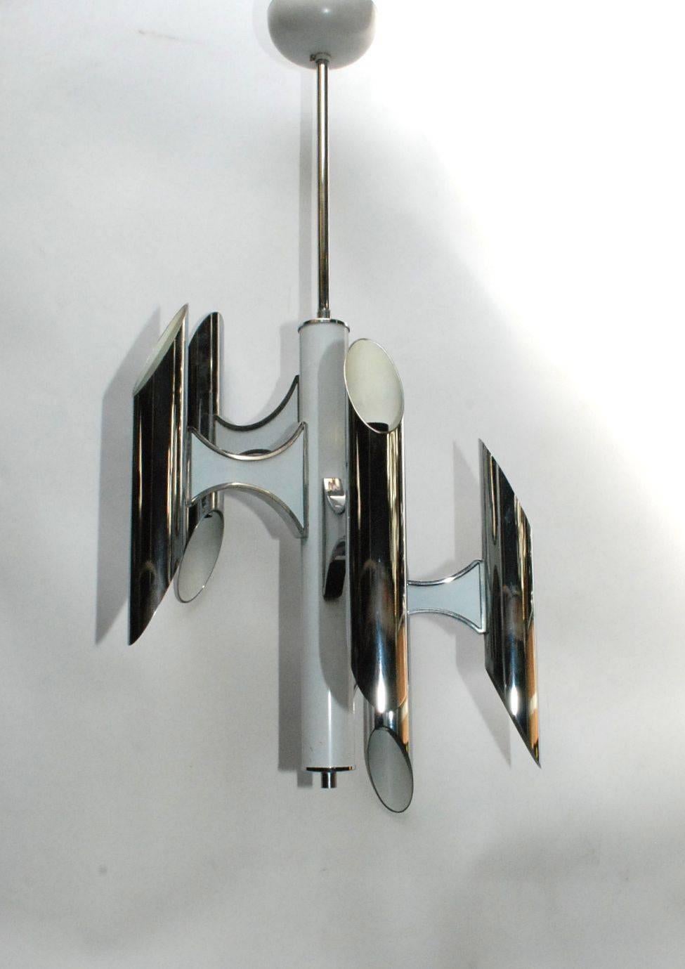 Vintage Italian cream and chrome enameled metal pendant / Designed by Sciolari circa 1960’s / Made in Italy
6 lights / E12 or E14 type / max 40W each
Diameter: 15 inches / Height: 32 inches including rod and canopy
1 in stock in Palm Springs