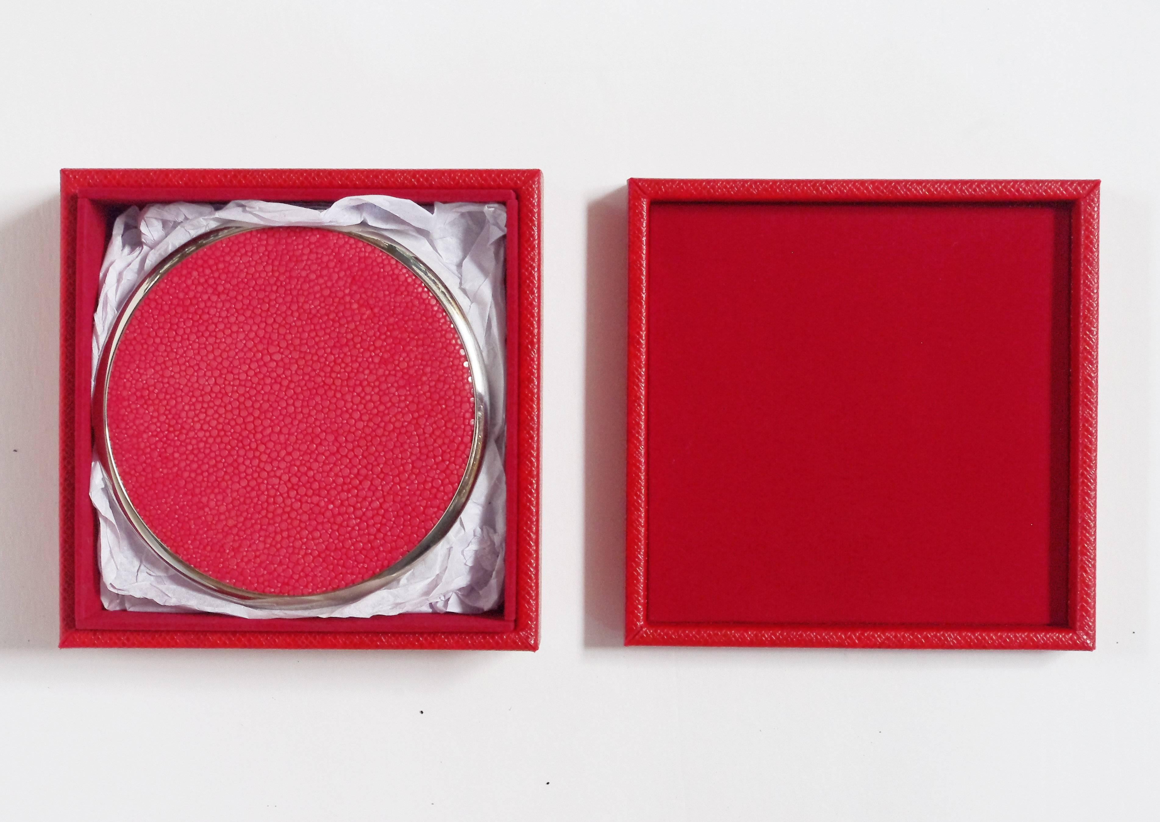 Italian red shagreen and nickel-plated coasters with matching red leather box designed by Fabio Bergomi for Fabio Ltd / Made in Italy
Coaster Diameter: 4.5 inches / Box Depth: 5.5 inches / Box Width: 5.5 inches / Box Height: 2.5 inches
3 sets in