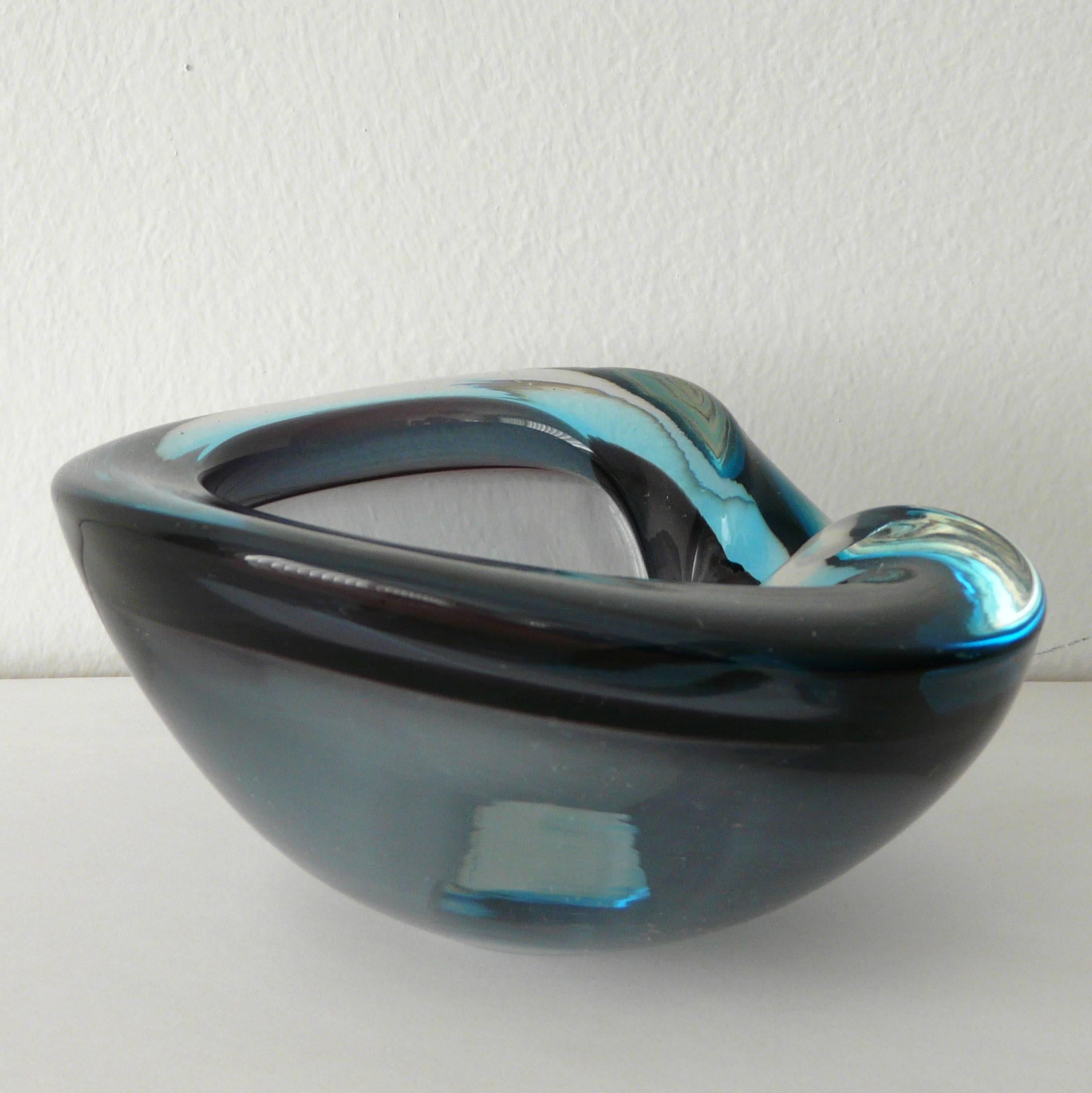 Italian smoky and blue Murano glass ashtray / bowl.
This piece is a great addition to your Christmas and holiday home decor and would be a unique gift!!!