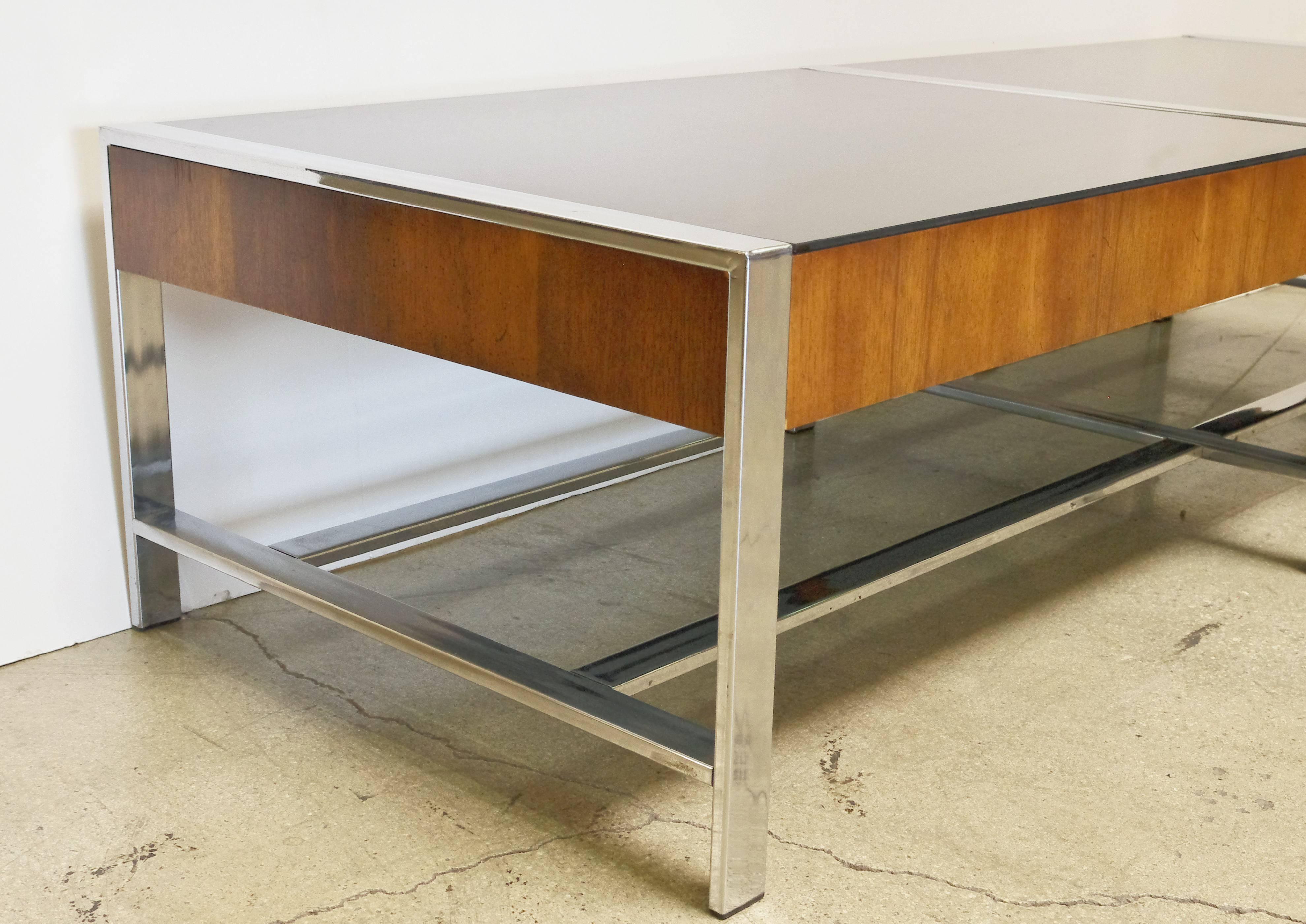 Mid-Century Coffee Table In Excellent Condition In Los Angeles, CA