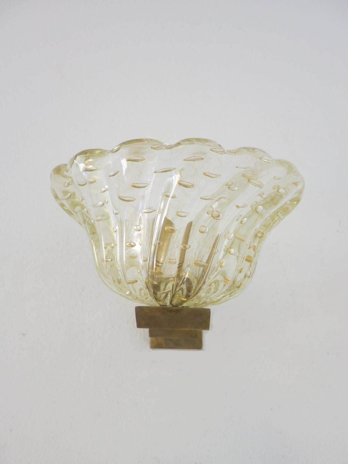 Vintage Italian wall lights with clear Murano glass infused with gold flecks and hand blown with bubbles within the glass in Pulegoso technique, mounted on brass bracket / Designed by Barovier e Toso, circa 1930s / Made in Italy
1 light / E12 or E14