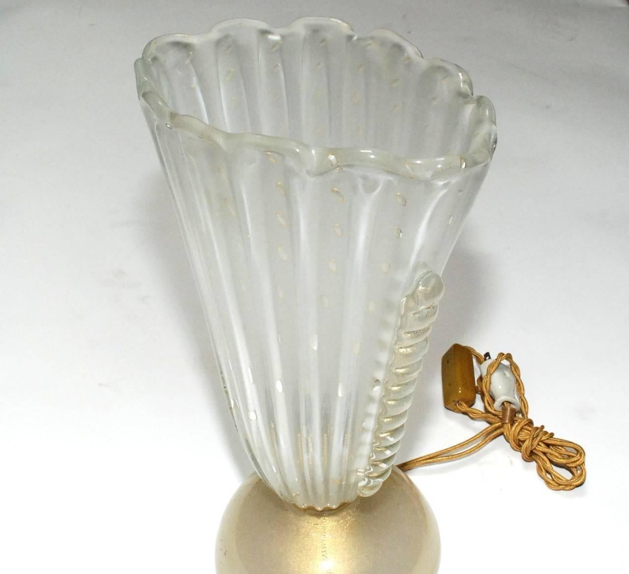Vintage Italian Murano glass table lamp with frosted shade in bollicine technique, mounted on a gold infused Murano glass base / Made in Italy circa 1960’s 
1 light / E26 or E27 type / max 60W  
Height: 15 inches / Width: 9 inches / Depth: 6.5
