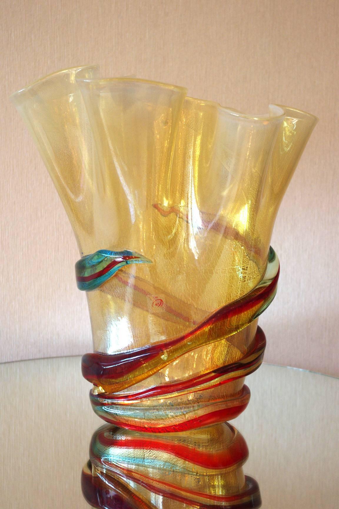 Italian gold Murano glass vase, with a multicolor stripe.
Signed on the base, with original 
