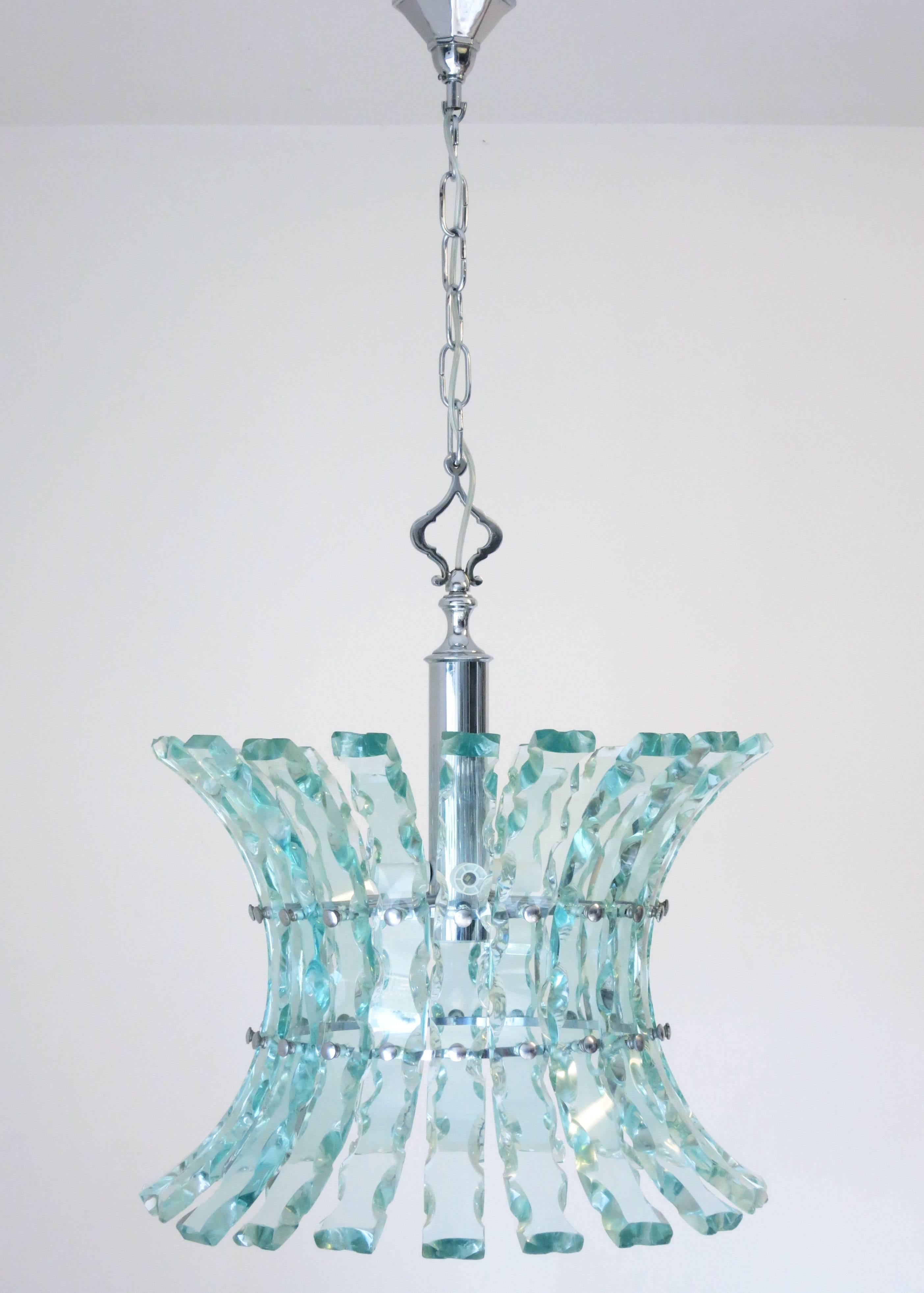 Mid-Century vintage Italian chandelier or pendant in beveled glass, in the style of Fontana Arte / Made in Italy in the 1960's.
5 lights / max 40W each
Diameter: 20 inches / Height: 32 inches including chain / Body Height: 24 inches from top of