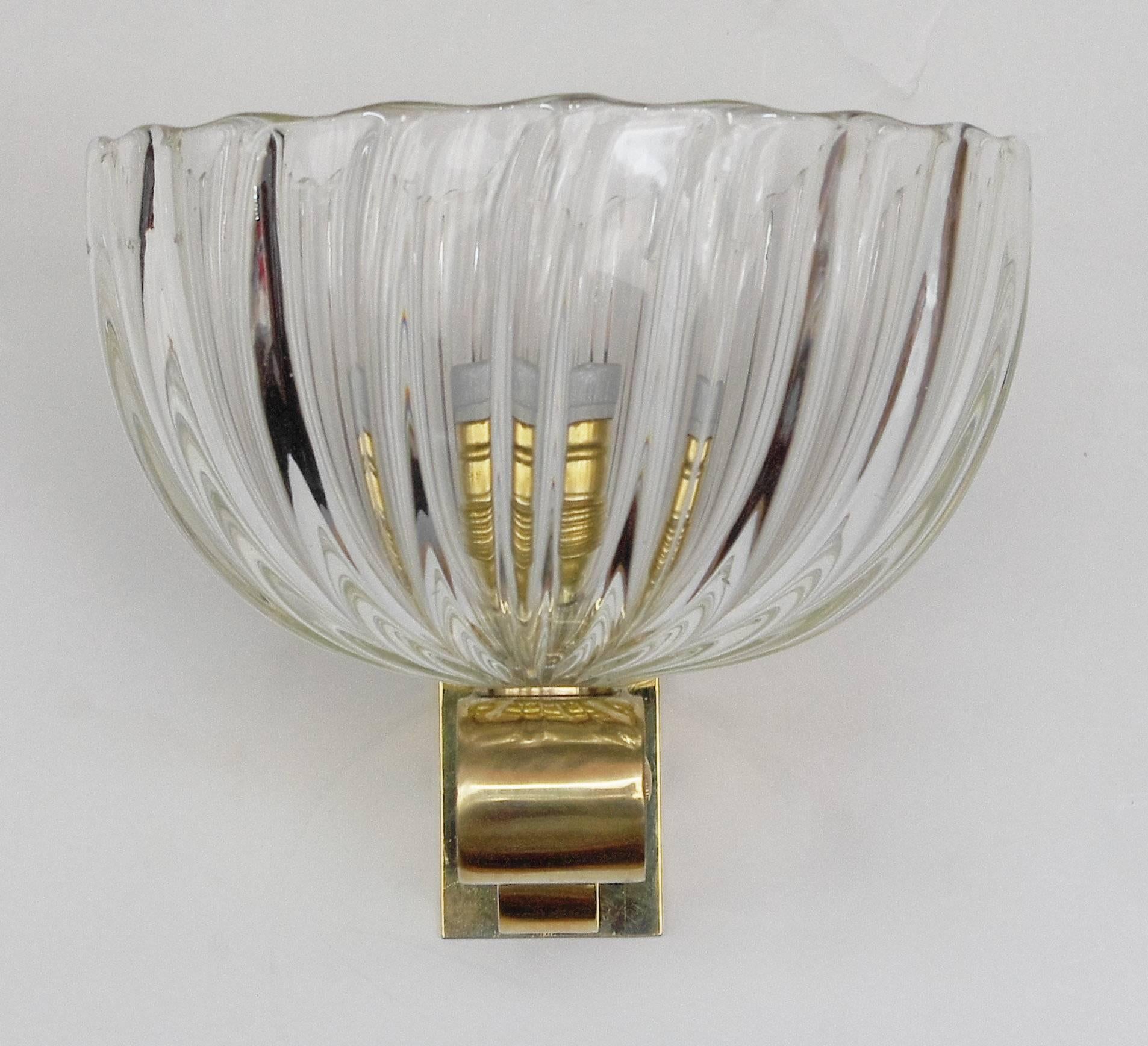 Vintage Italian wall light with clear ribbed Murano glass mounted on brass bracket / Designed by Barovier e Toso, circa 1960’s / Made in Italy
Height: 6 inches / Width: 7.5 inches / Depth: 8.5 inches 
1 light / E26 or E27 type / max 60W
6 in stock