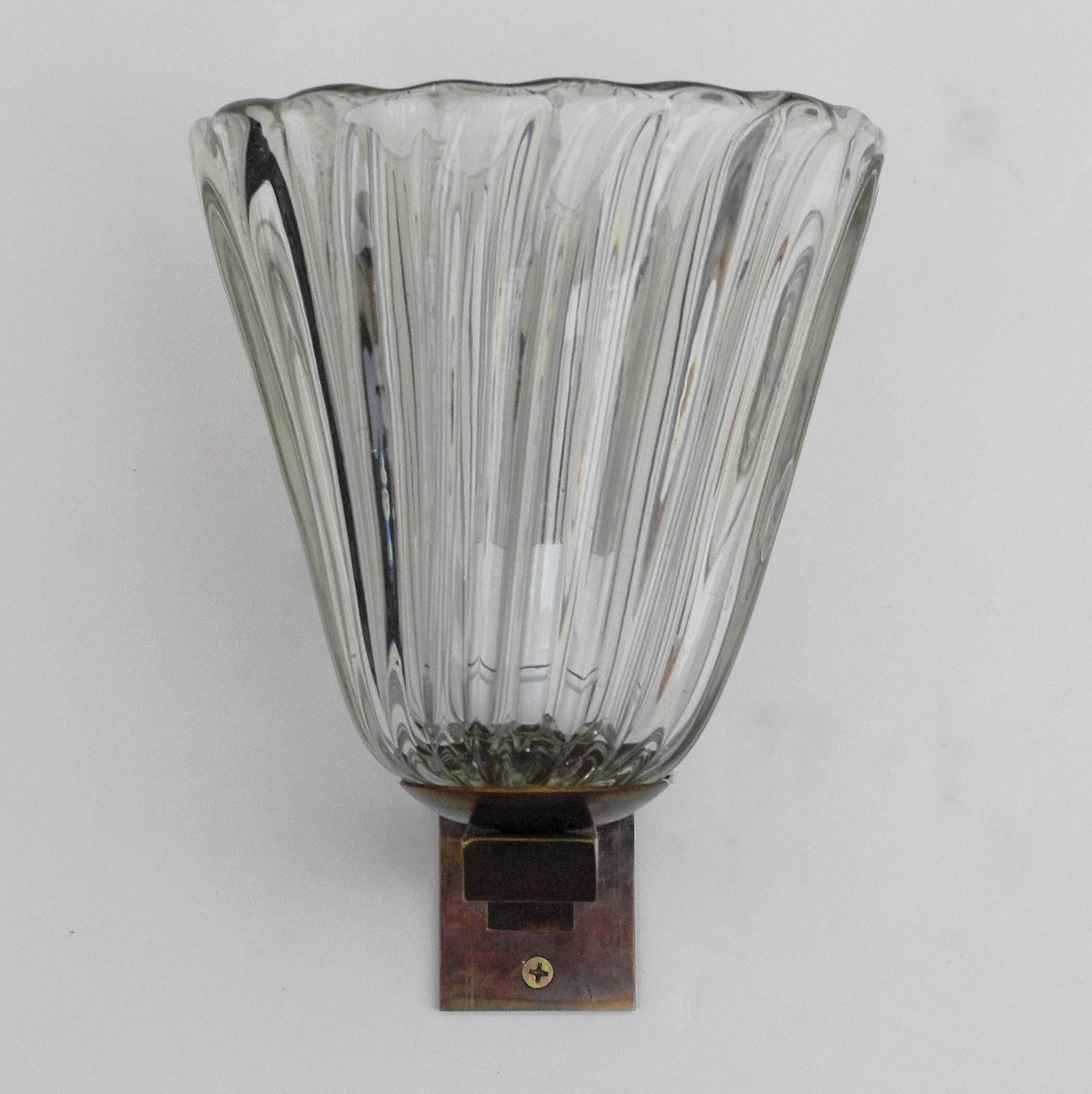 Vintage Italian wall light with clear ribbed Murano glass bell shade, mounted on brass bracket / Designed by Barovier e Toso, circa 1950s, with original 