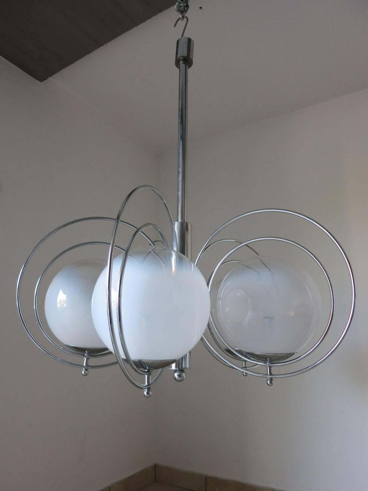 Vintage Italian pendant chandelier with five glossy white Murano glass globes and chrome frame / Designed by Goffredo Reggiani circa 1960’s / Made in Italy 
5 lights / E26 or E27 type / max 60W each
Diameter: 36 inches / Height: 42 inches including
