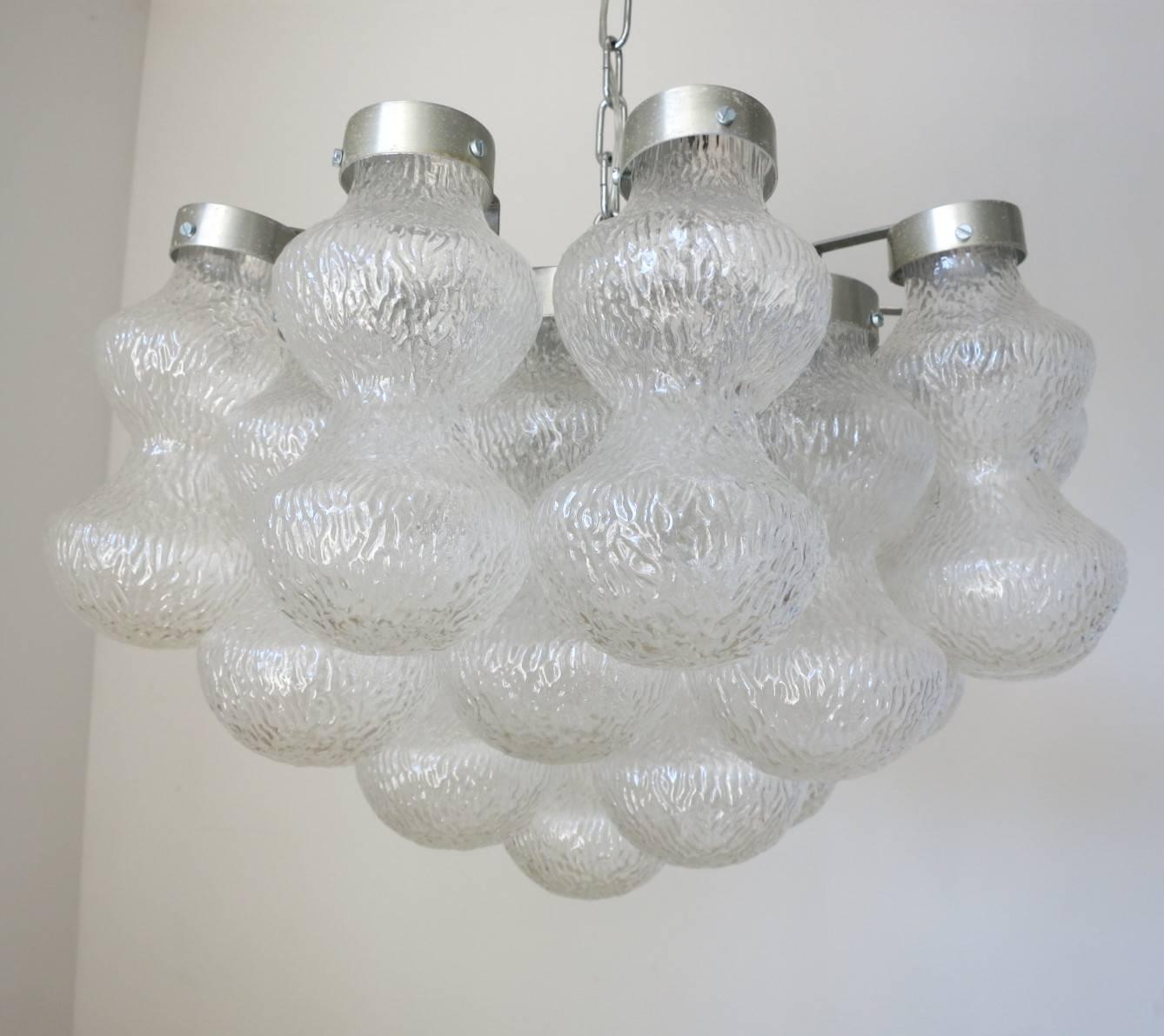 Barbell shaped clear Murano glass textured pieces hanging from nickel frame, designed by Antonio Pagan and made by Societa Veneziana di Conterie e Cristallerie, circa 1964.
3 lights / max 40W each
Diameter: 21 inches / Height: 14 inches
1 in stock