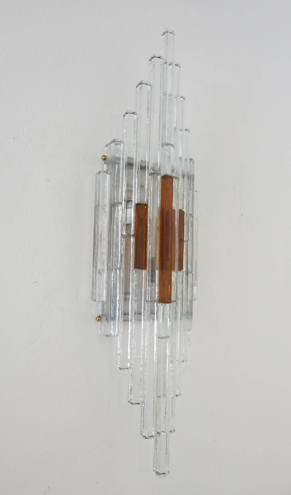 Vintage Italian wall light with clear and amber Murano glass rectangular rods layered to create a singular diagonal glass sculpture, mounted on chrome back plate / Designed by Poliarte, circa 1960s / Made in Italy
2 lights / E12 or E14 type / max