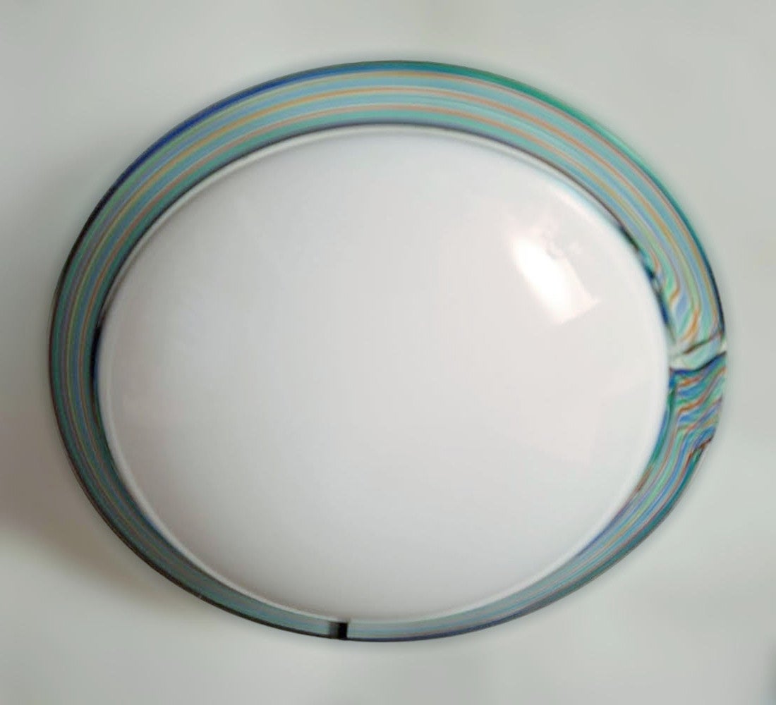 Aplique o empotrable italiano vintage con una única pantalla de cristal de Murano blanco lechoso encerrada en un borde verde soplado a mano con rayas de colores del arco iris / Made in Italy in the style of Venini, circa 1960s
Medidas: diámetro 14