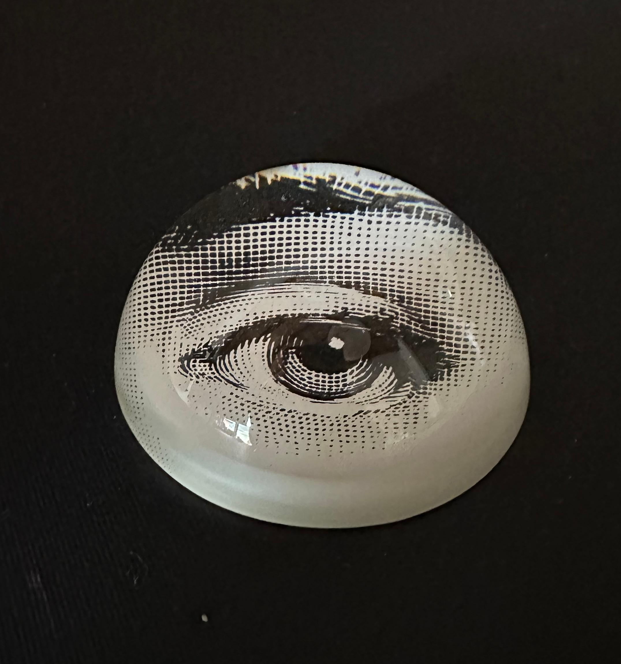 Vintage Glas Kugel Briefbeschwerer von Fornasetti, hergestellt in Italien in den 1990er Jahren
Original Label Unterseite
Durchmesser: 3 Zoll / Höhe: 1,5 Zoll
1 verfügbar auf Lager in Italien
Bestellnummer: FABIOLTD FT072