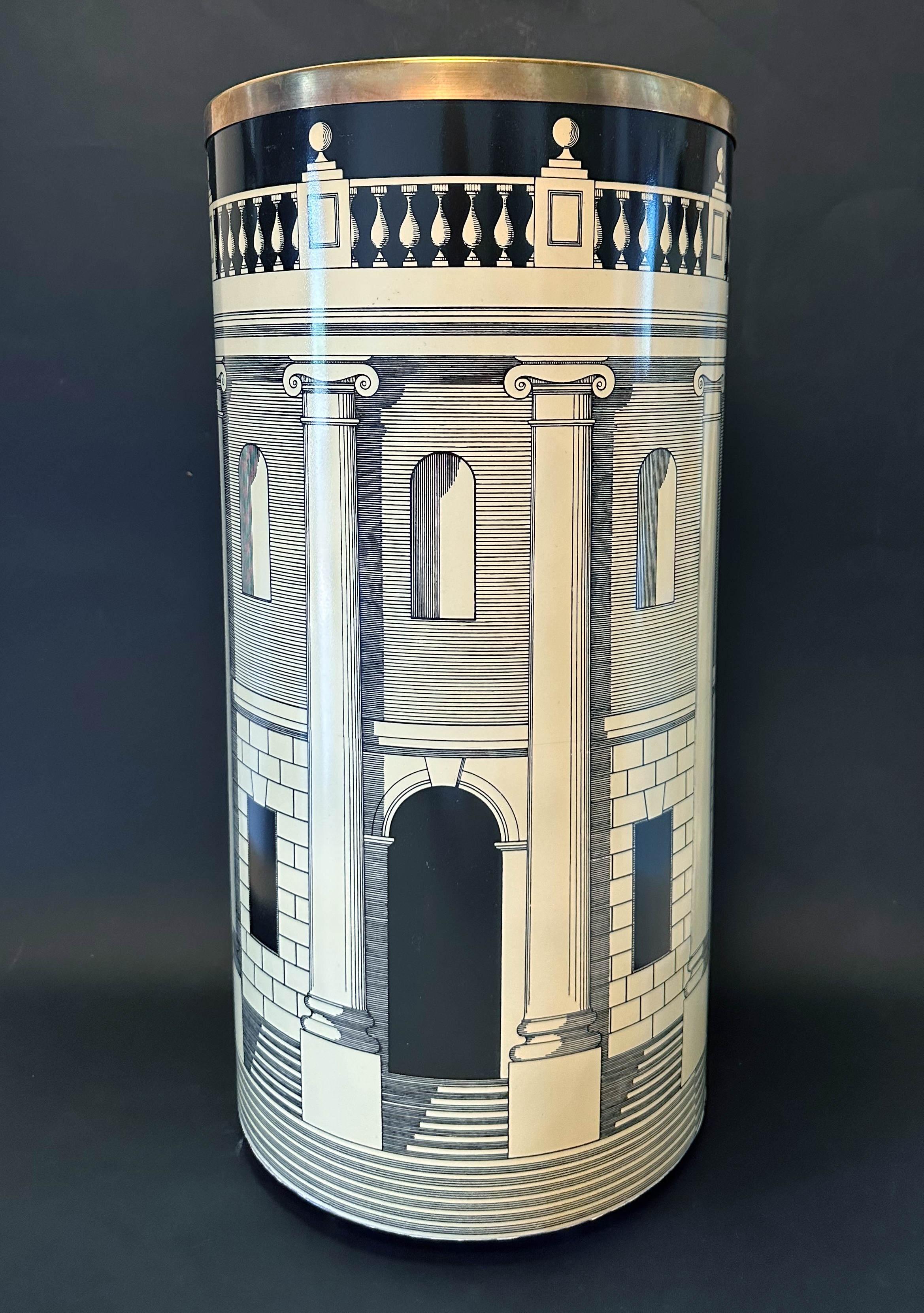 Portaombrelli italiano d'epoca in metallo, con un disegno di casa con colonne sul coperchio esterno. L'interno è verde e la parte superiore è arricchita da un bordo in ottone, con un inserto originale in alluminio per raccogliere la pioggia /