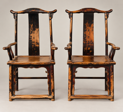 Ein Paar chinesische Beamten-Sessel aus Ulmenholz aus der Qing-Dynastie des 19. Jahrhunderts