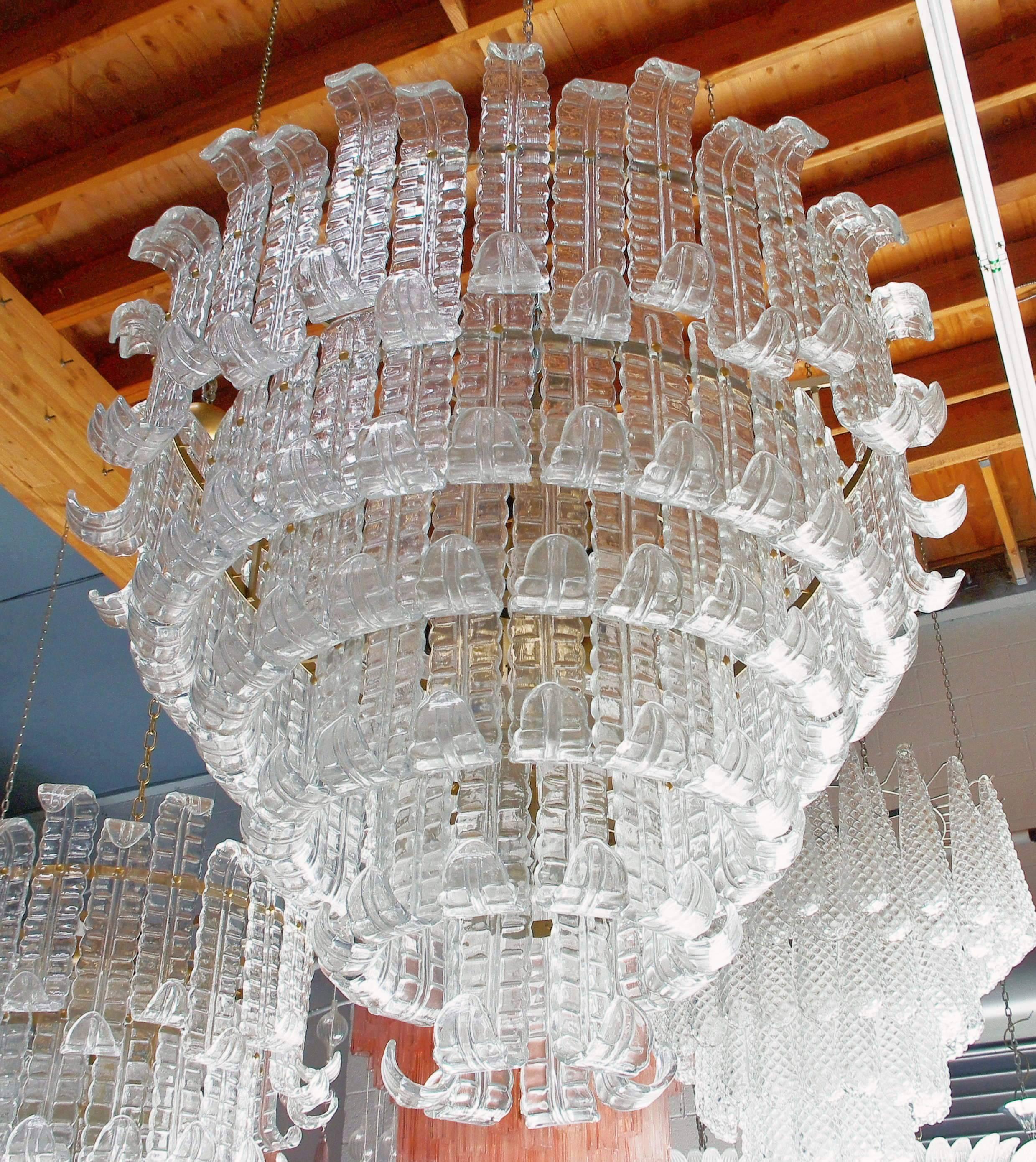 Vintage Italian chandelier with clear Murano glasses with elegantly textured details and curved using Felci technique, mounted on six tiers bronzed frame / Designed by Barovier e Toso circa 1960’s
22 lights / E26 or E27 type / max 60W each
Diameter: