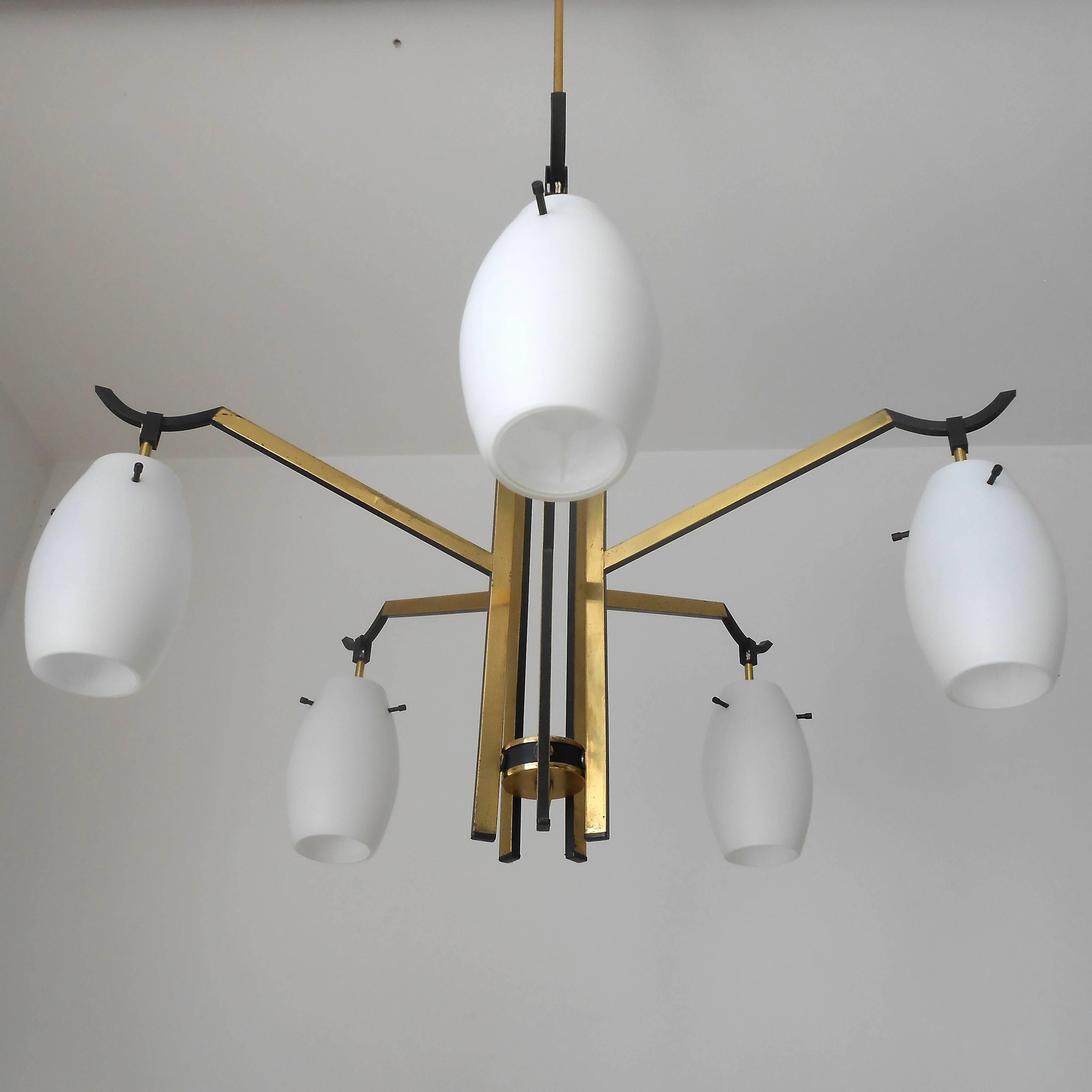 Vintage Italian chandelier or pendant with five matte white Murano glass shades on brass frame, by Stilnovo. Made in Italy in the 1950's.
5 lights / max 40W each
Diameter: 27 inches / Height: 43.5 inches
1 in stock in Palm Springs currently ON SALE