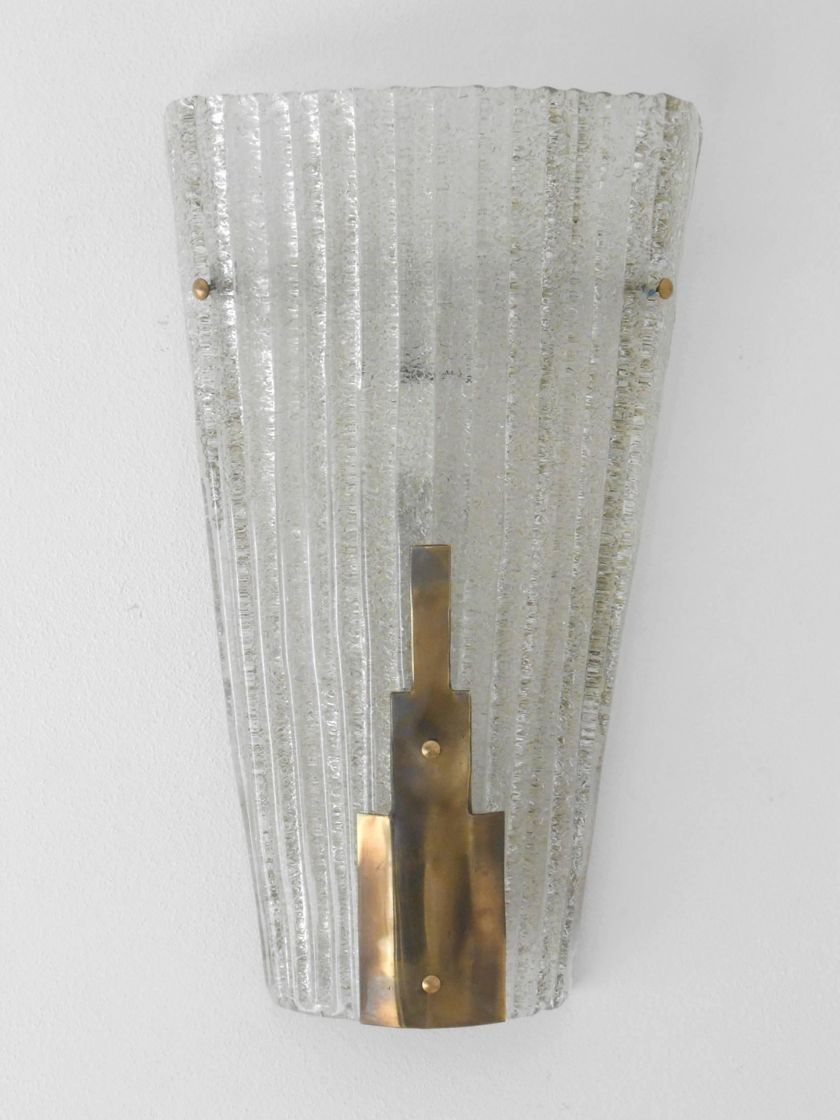 Vintage Italian Art Deco wall light with textured clear Murano glass hand blown to produce a granular effect using Graniglia technique, mounted on brass hardware / Designed by Barovier e Toso, circa 1960s / Made in Italy
2 lights / E26 or E27 type /