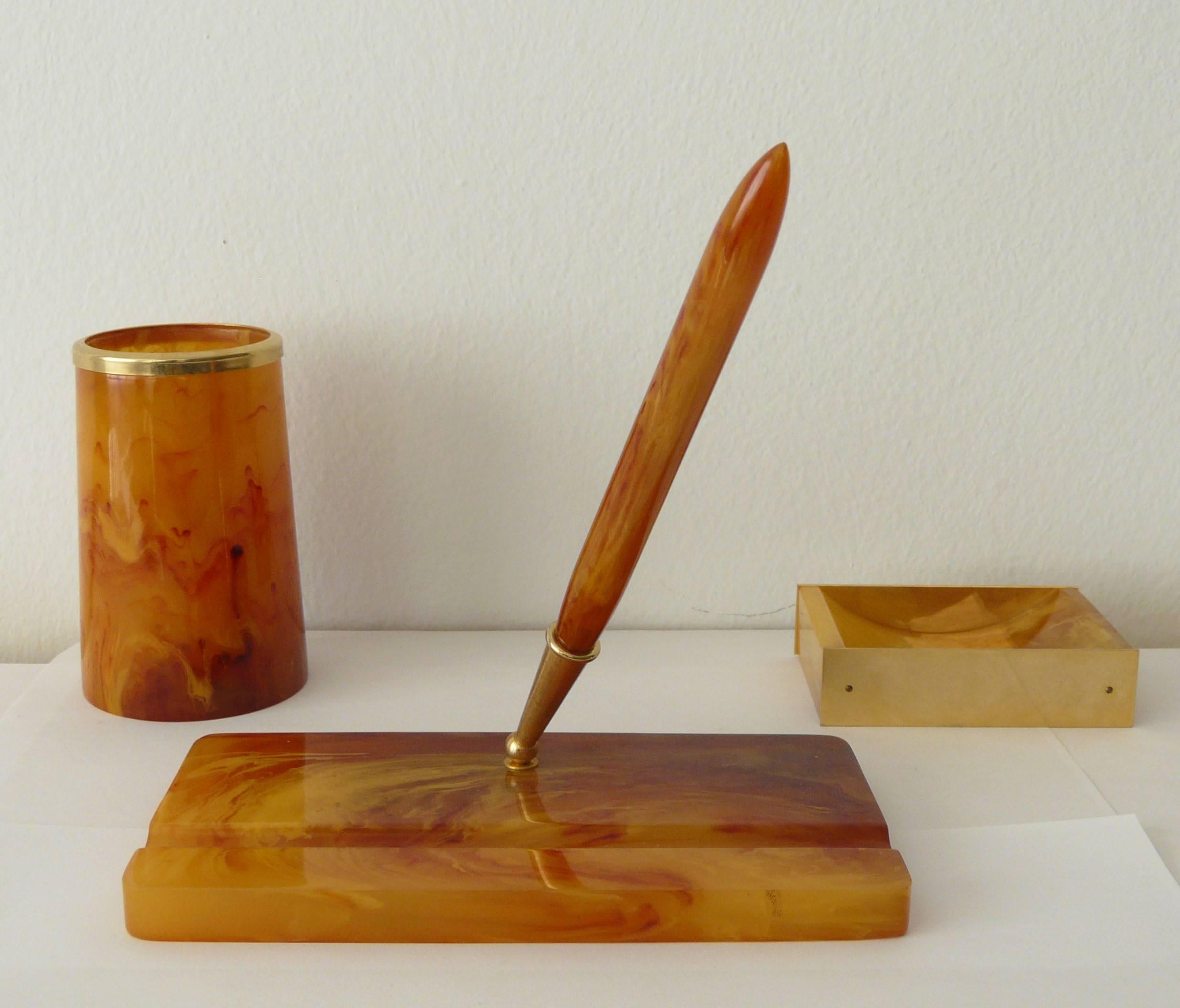 Vintage Italian bakelite desk set with pen pad, clip holder and pencil holder / Made in Italy in the 1950's
Pen Pad Dimensions:
Length: 6 inches / Width: 3.5 inches / Height: 6.5 inches
Clip Holder Dimensions:
Length: 3.25 inches / Width: 2.25