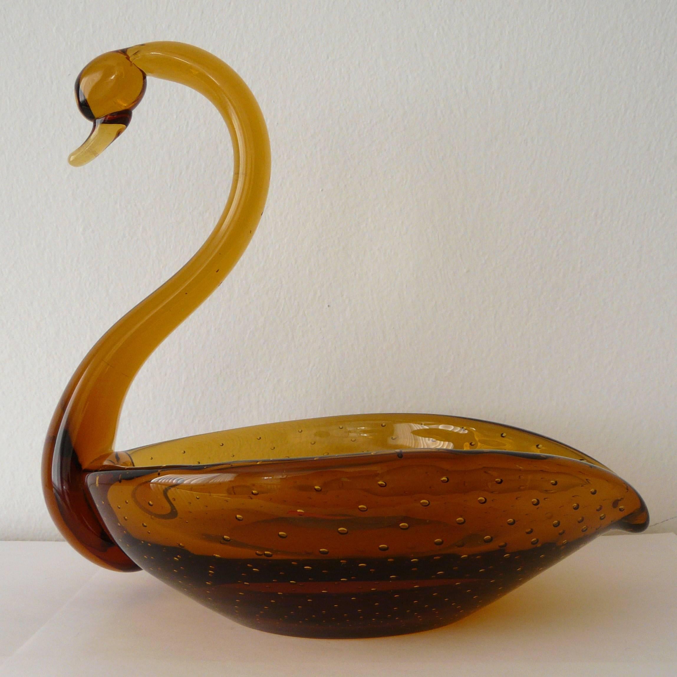 Original vintage Italian amber Murano glass swan with blown bubbles within the glass in Bollicine technique. Made in Italy in the 1960s.
Depth: 9.5 inches / Width: 7 inches / Height: 9 inches
One in stock in Palm Springs.
Order Reference #: P63