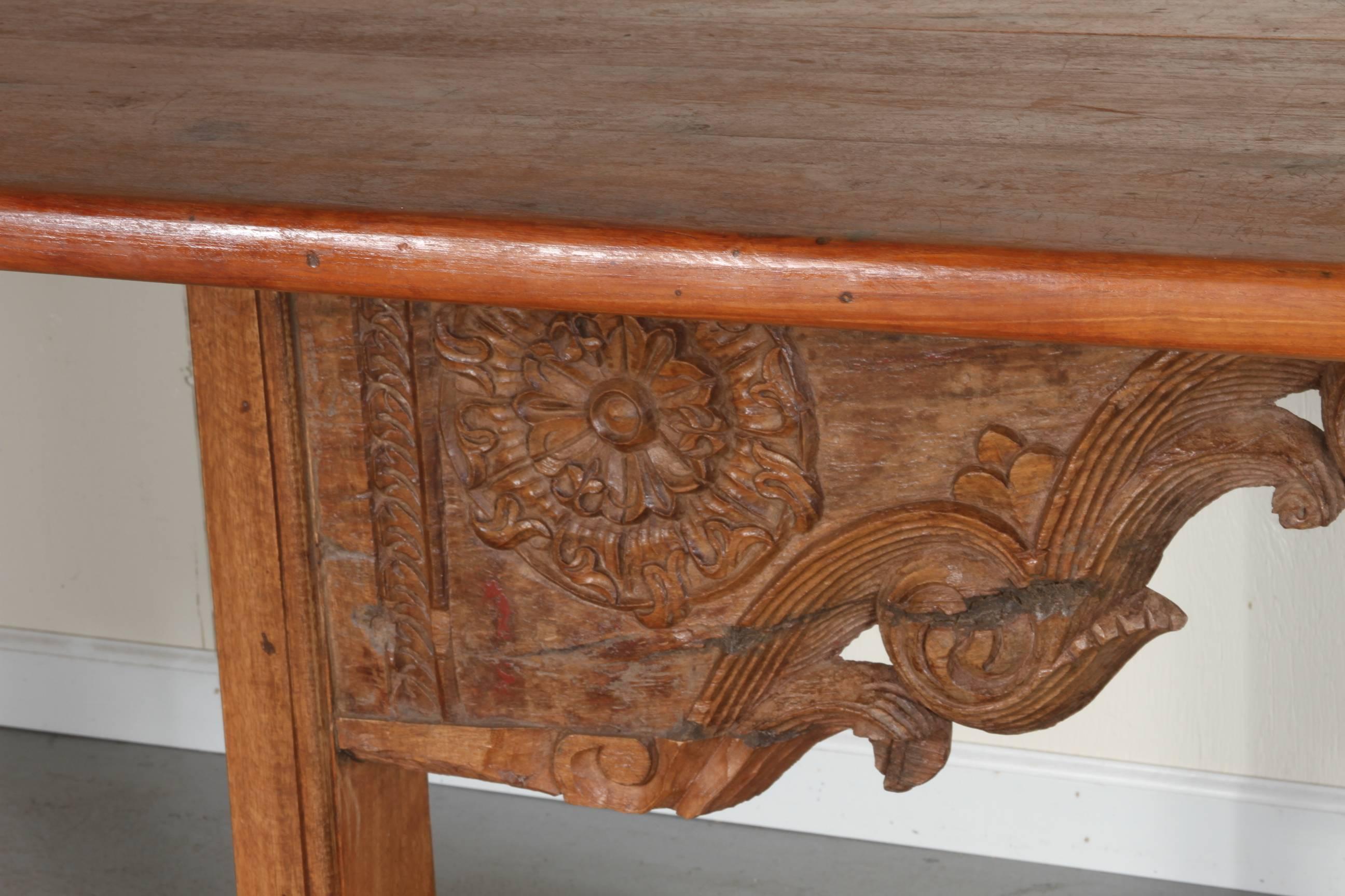 Sculpté Table indienne en bois avec linoléum sculpté ancien intégré en vente