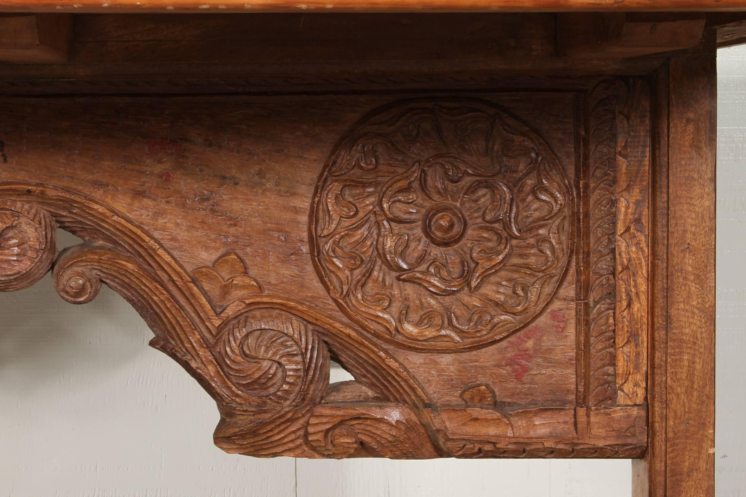 Table indienne en bois avec linoléum sculpté ancien intégré Bon état - En vente à Bridgeport, CT