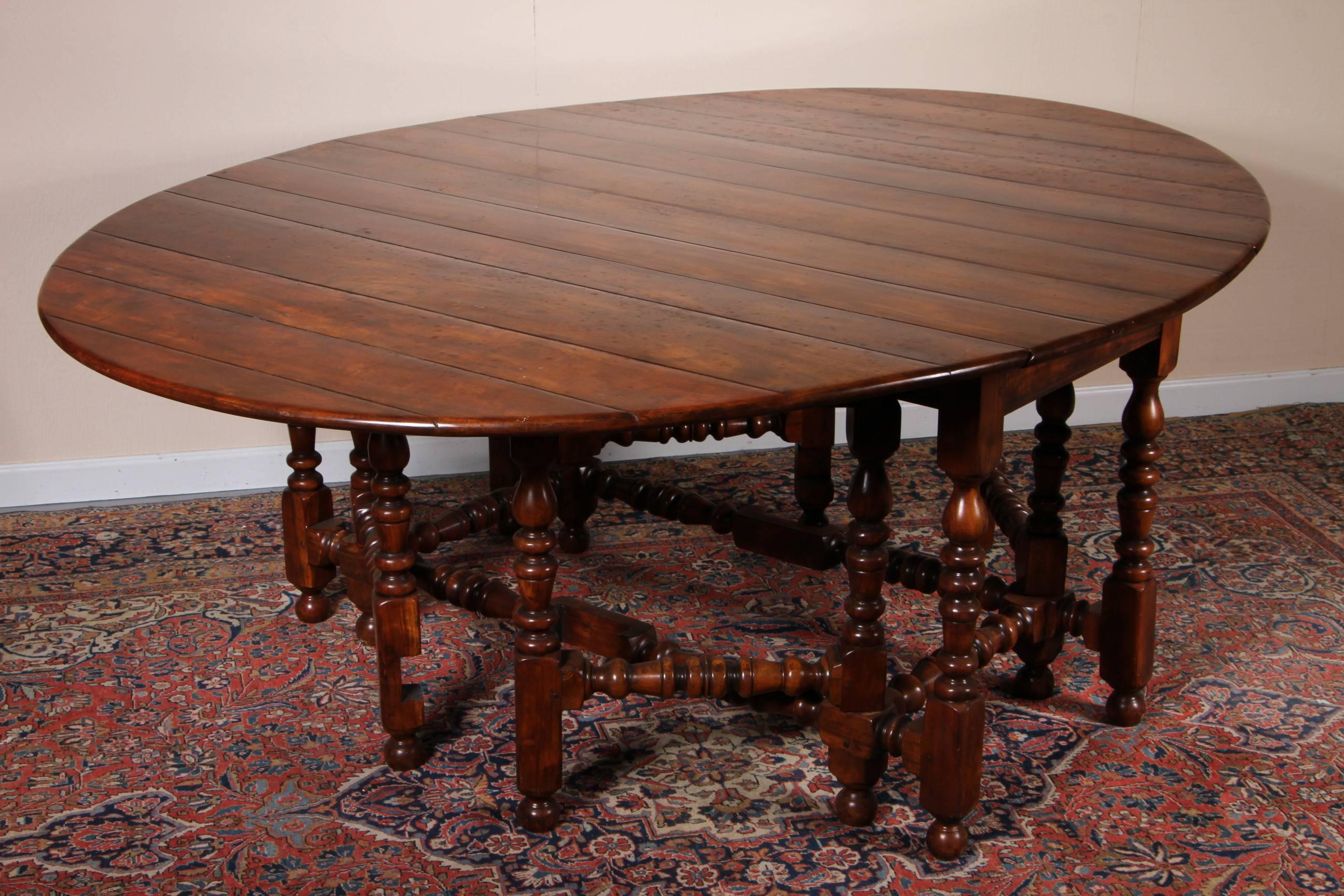 Solid Walnut English Drop-Leaf Tavern Table In Excellent Condition In Bridgeport, CT