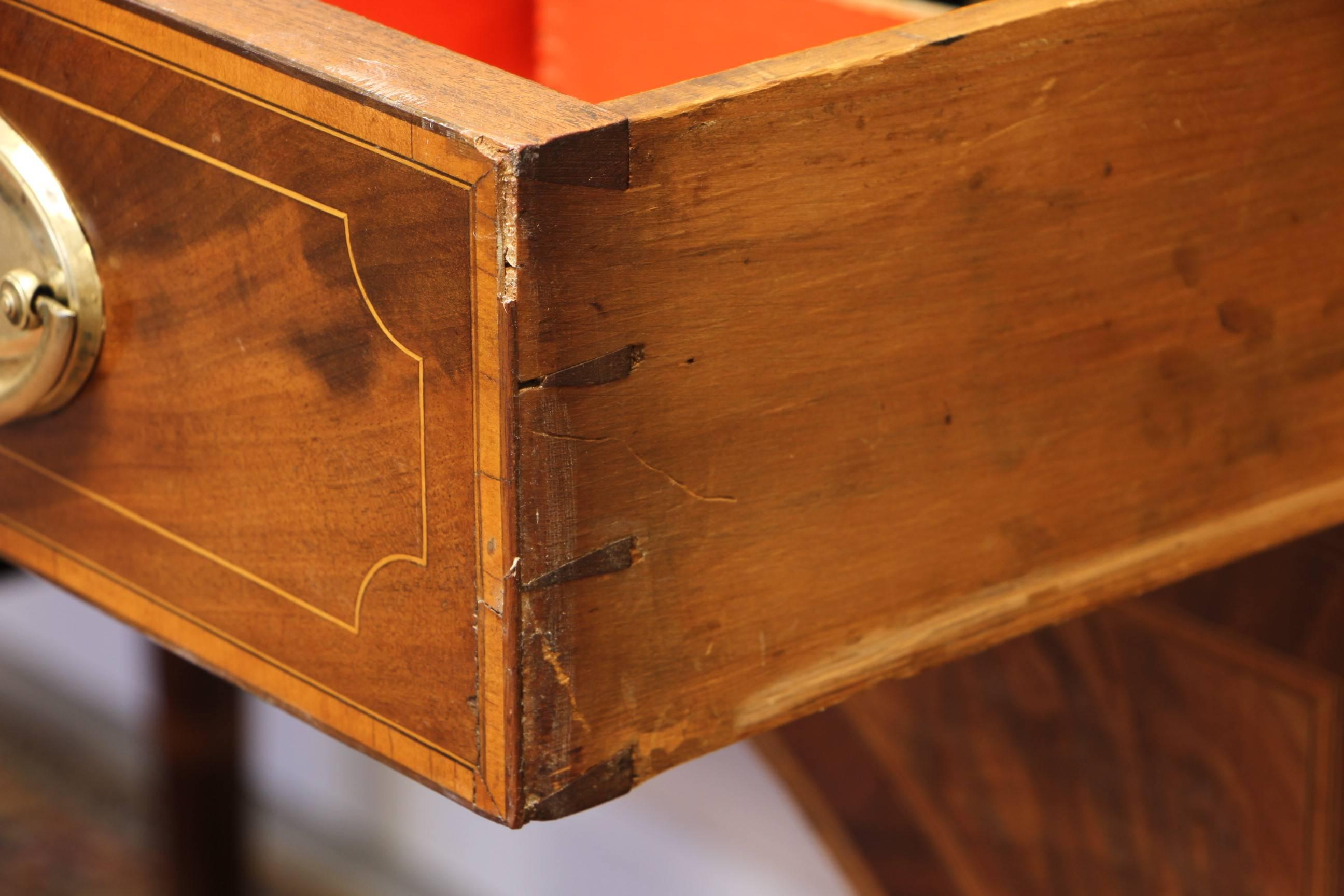 Wunderschönes Sideboard im amerikanischen Föderalstil mit einer geformten Bogenfront und dunklerer Bänderung. Die obere Kante hat String-Inlay gerahmt Formen, die figürliche Holz Fries Schublade mit feinen Messing Ballen mit Sternmotiven und