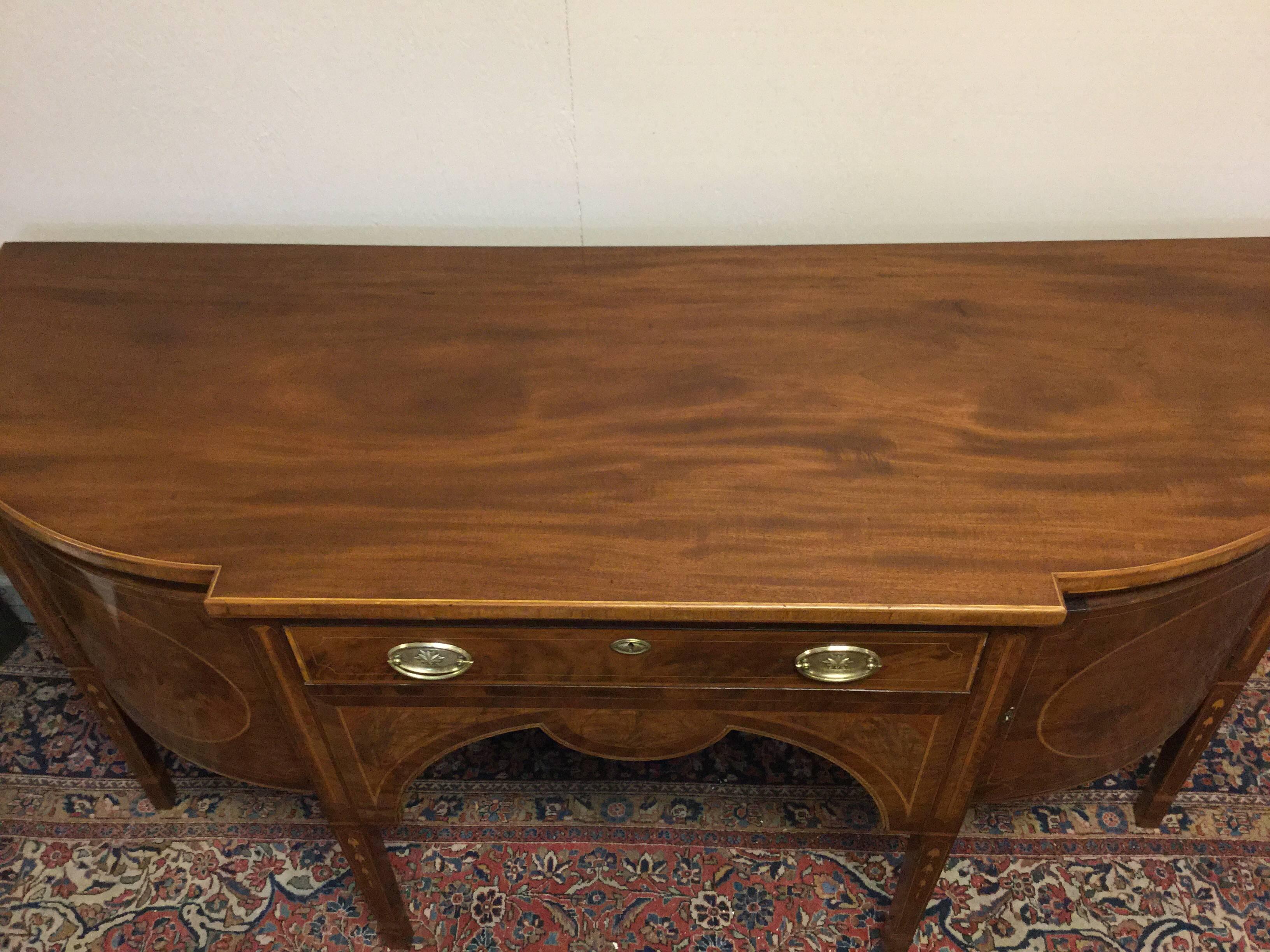 Antikes amerikanisches Sideboard/Restaurierung im Federal-Stil, Mid Atlantic States im Zustand „Starke Gebrauchsspuren“ im Angebot in Bridgeport, CT