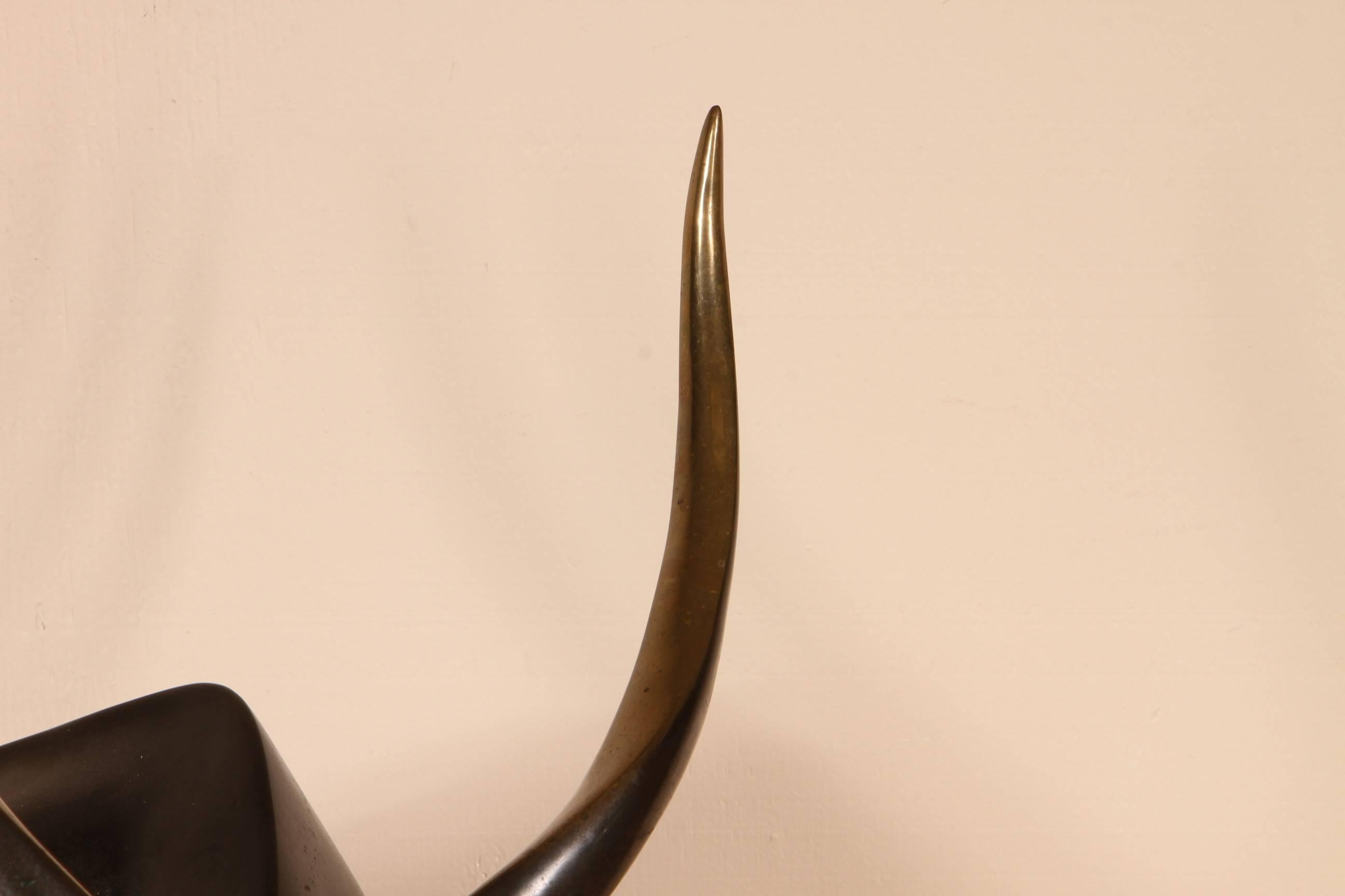 Outstanding stylized antelope figure in deep dark patinated bronze. Edition of 79/250. Very good condition.