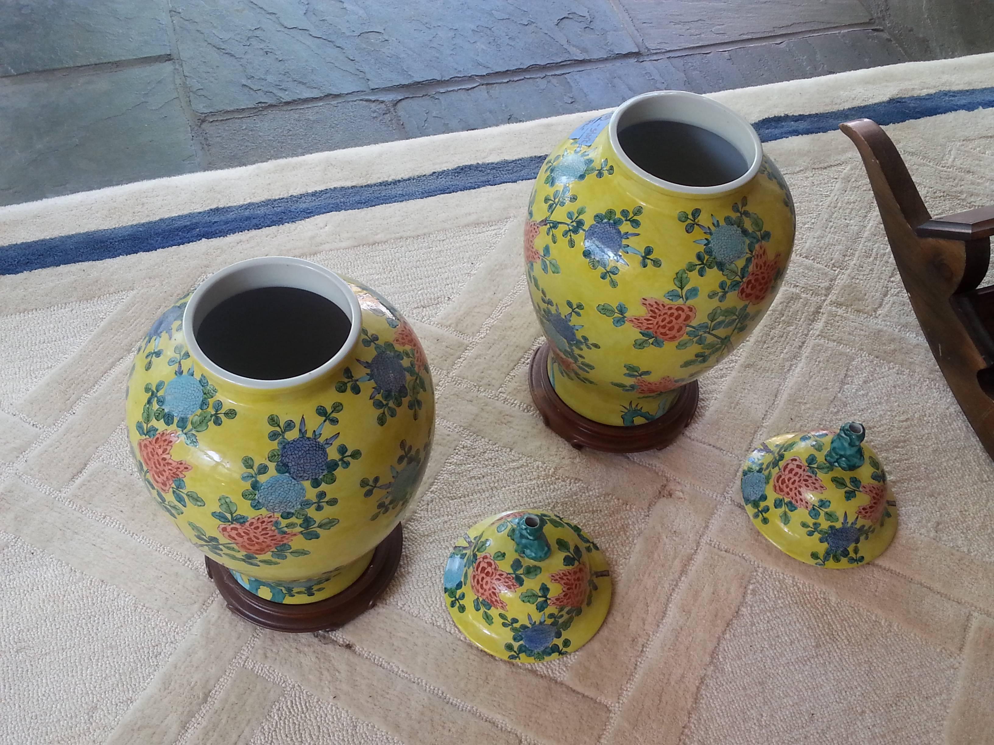 Pair of Large Vintage Asian Lidded Ginger Jars In Excellent Condition In Bridgeport, CT