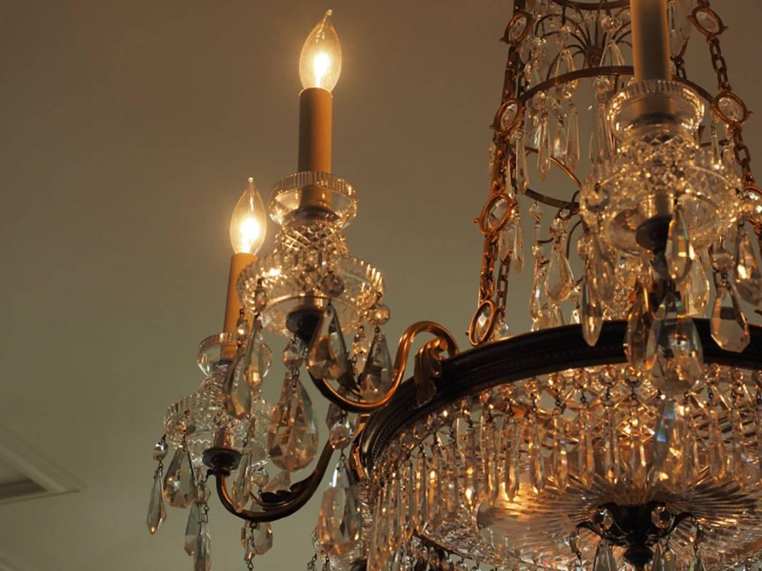Magnificent form and elegance in an light chandelier with starburst cut crystal center with prisms. Curved bronze prism tipped wire gives this chandelier a light, fountain like appearance. Includes ceiling cap.
Measures: 27