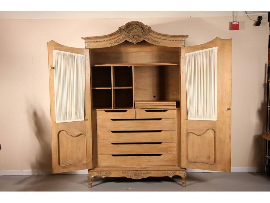 Well-made, heavily carved with compartmentalized and fitted
drawer interior. Handsomely carved throughout from legs to crest. Curtain covered door panels.
 