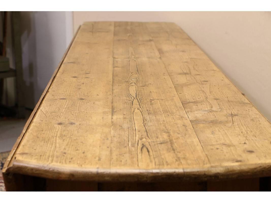 Massive Reclaimed Wood Oval Drop-Leaf Farm Table In Good Condition In Bridgeport, CT