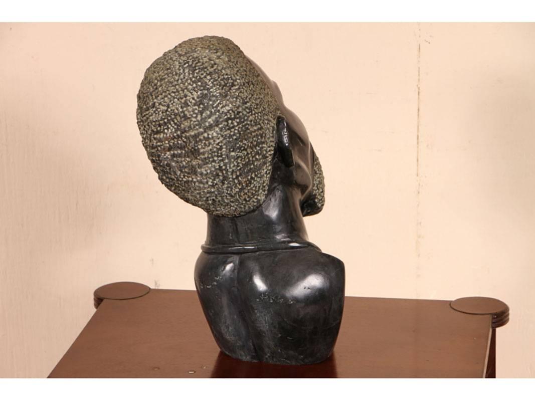 Busto tallado en piedra negra de un anciano tribal barbudo Tribal en venta