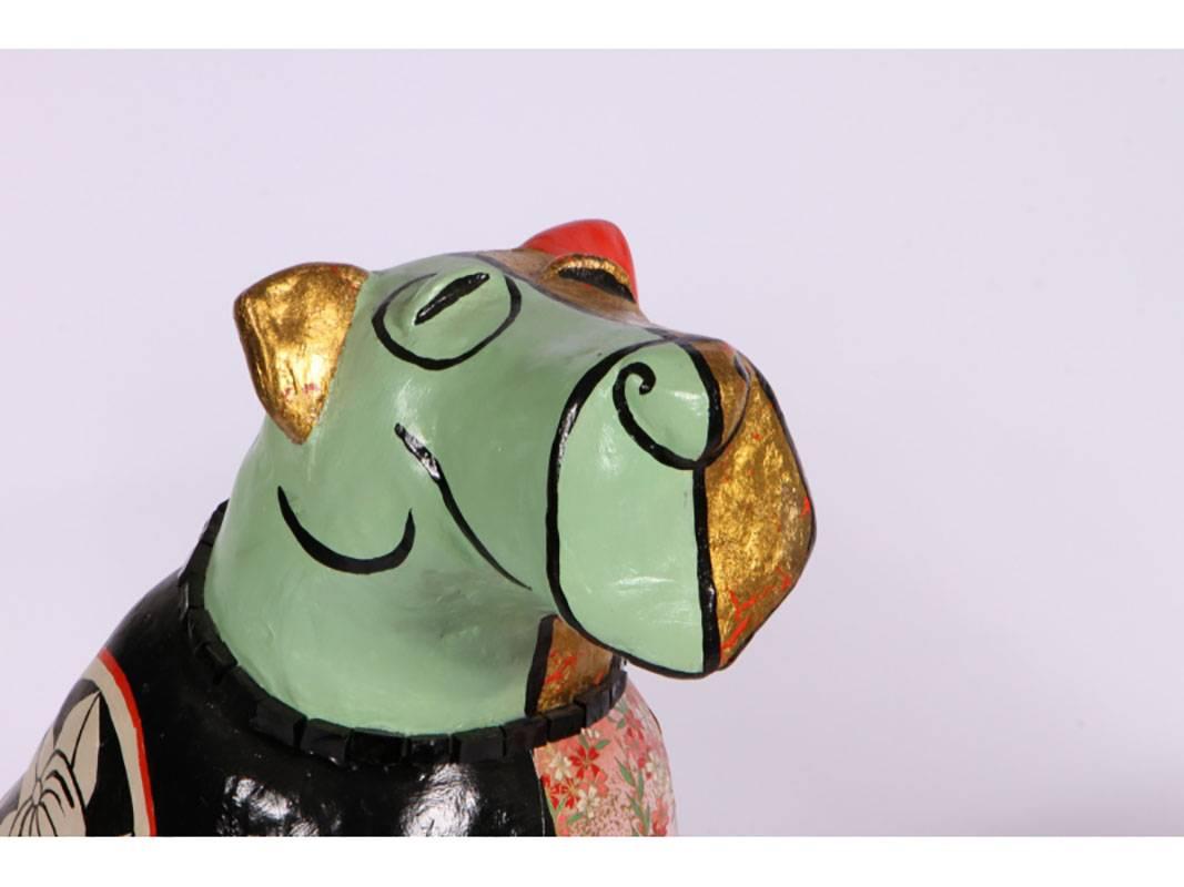 Paire de figurines de chien stylisées en céramique représentant des chiens en patchwork décorés d'un éventail de fleurs, de géométries et de peintures unies, y compris des colliers ornés de bijoux. Les deux chiens sont signés Bernhard. 

Condit :
