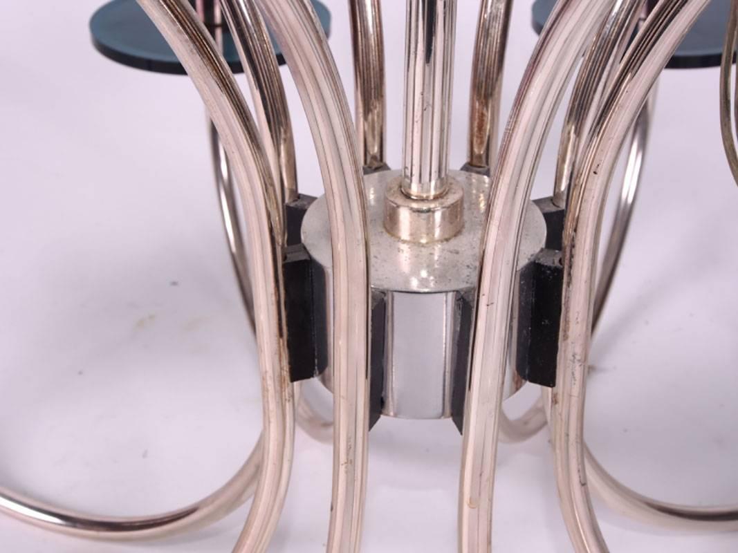 Lampadario in argento con bobeche in lucite verde acqua, con sedici bracci, otto su otto; ogni candela ha un collare in argento. Viene fornito con una piastra da soffitto placcata in argento.
Condizioni: La lastra d'argento presenta una leggera
