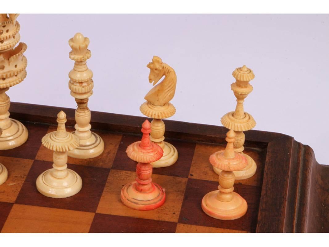 With two-tone chessboard having heavy moulding frame.
Tallest piece measures: 4.5